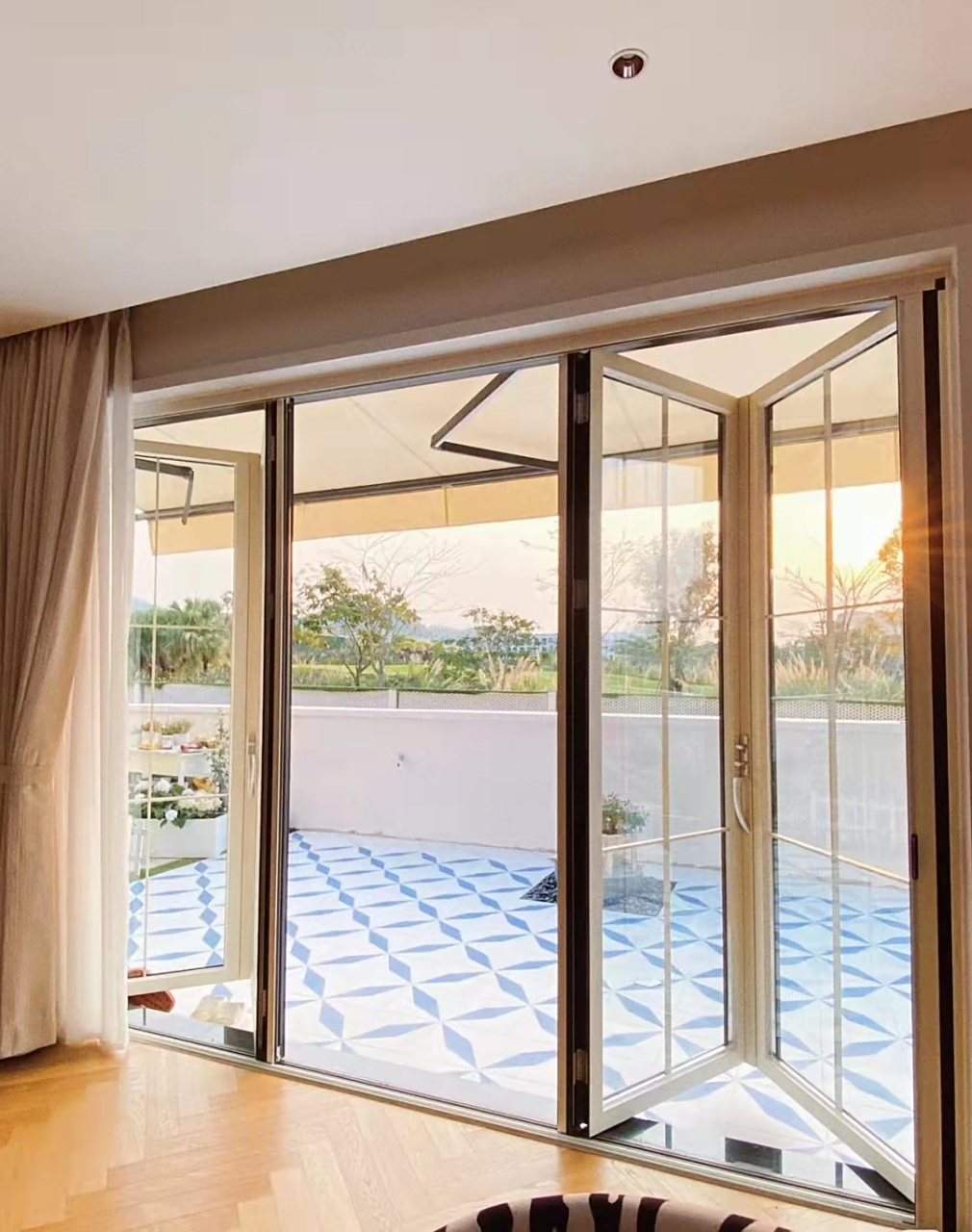 折叠门用在阳台与露台上真的太好了, 看看,折叠的玻璃门效果,这样设计