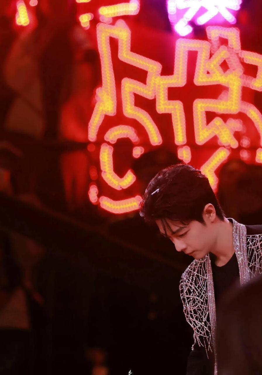 以前的肖战拔了智齿会发给粉丝看,脸肿了会发自拍,麦粒肿会发绿洲,病