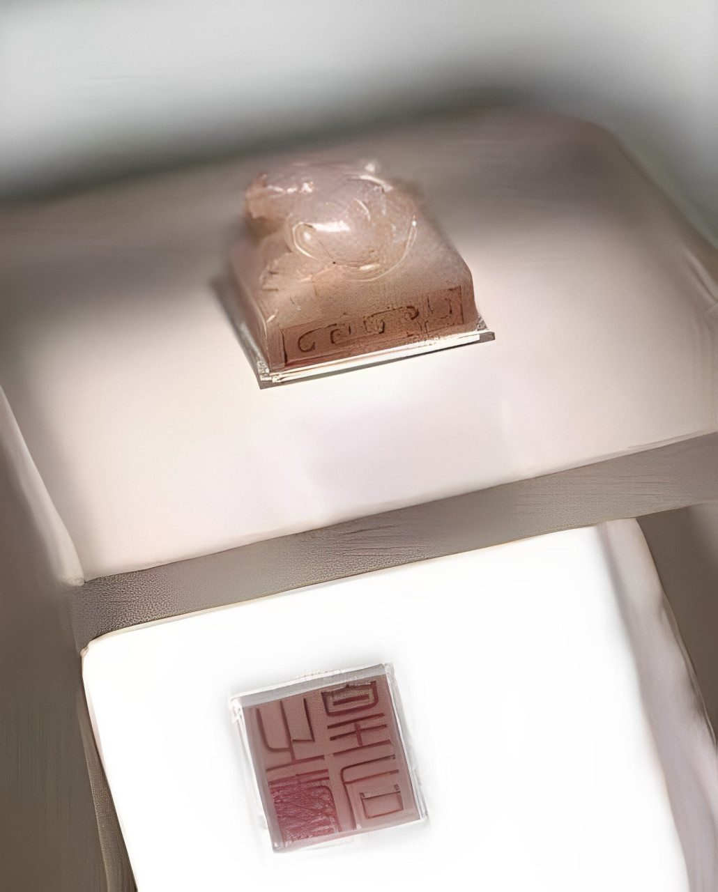 1968年,孔忠良将他在河里发现的皇后之玺捐赠给国家,并获得了20元的