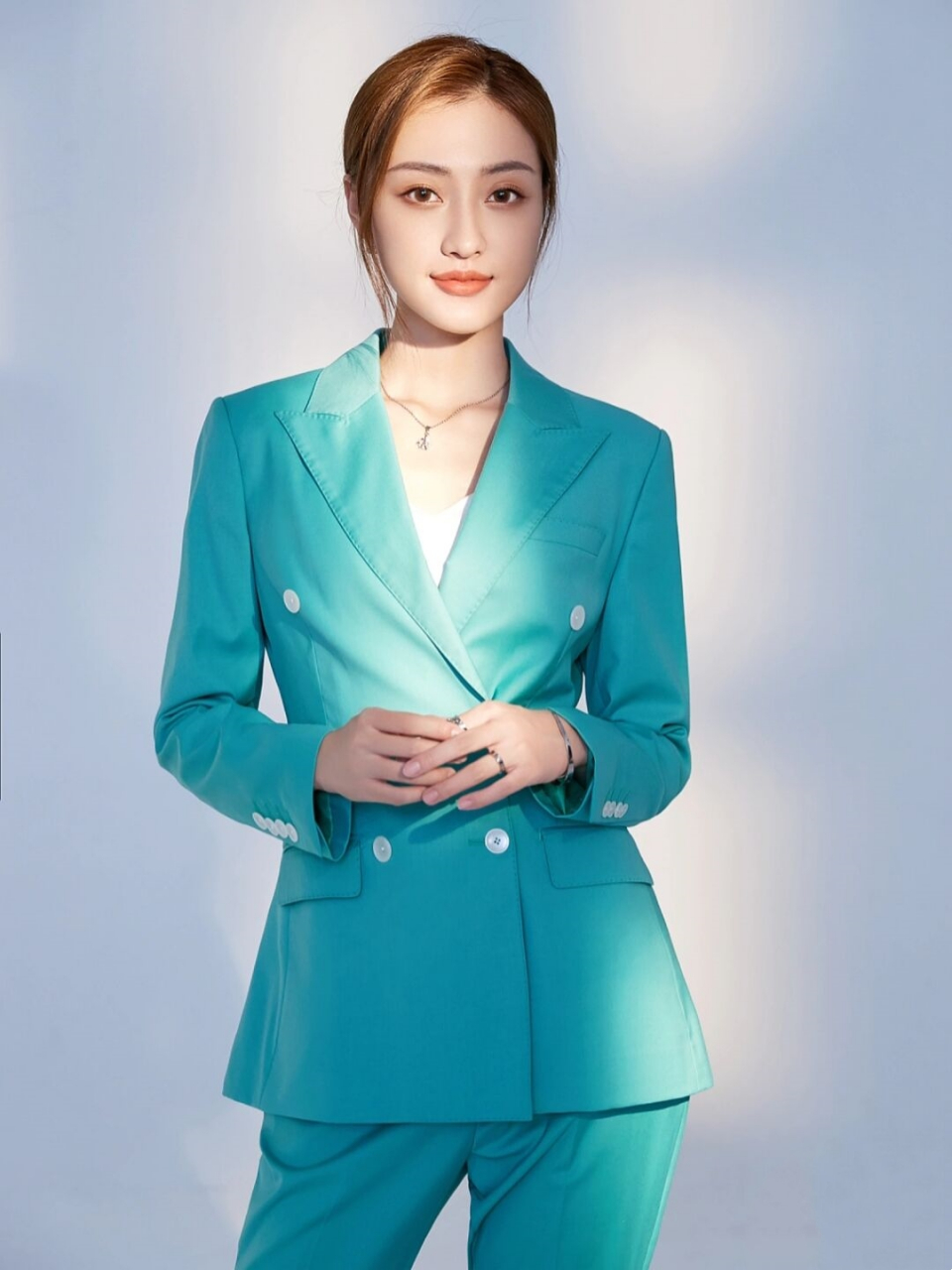 极具说服力的职场名片 定期更新个人形象照 让照片时刻展现你的职场