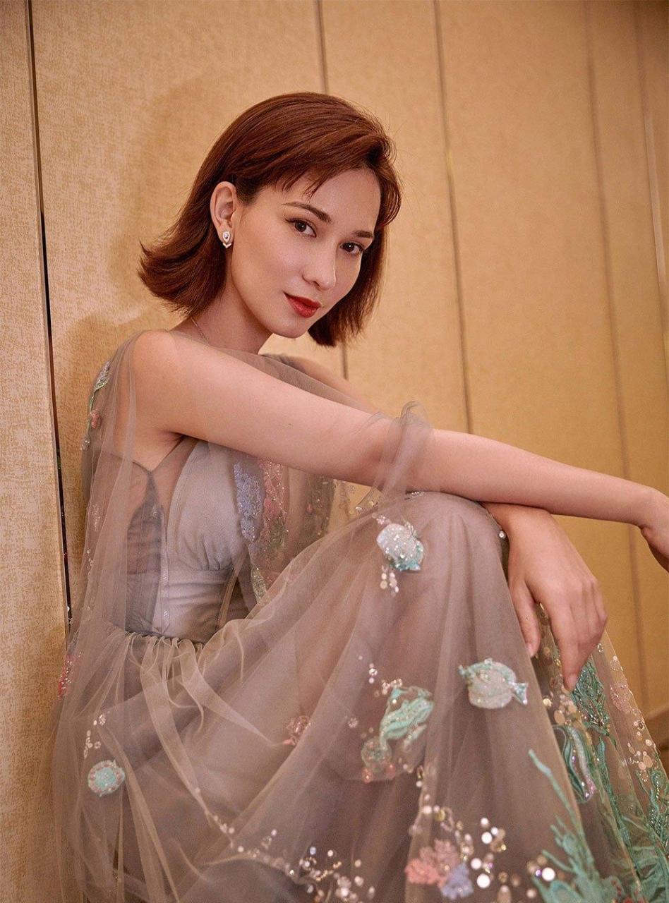 卢靖姗一袭朦胧缀光纱裙,短发灵动温婉,气质大方优雅. #性感好身材