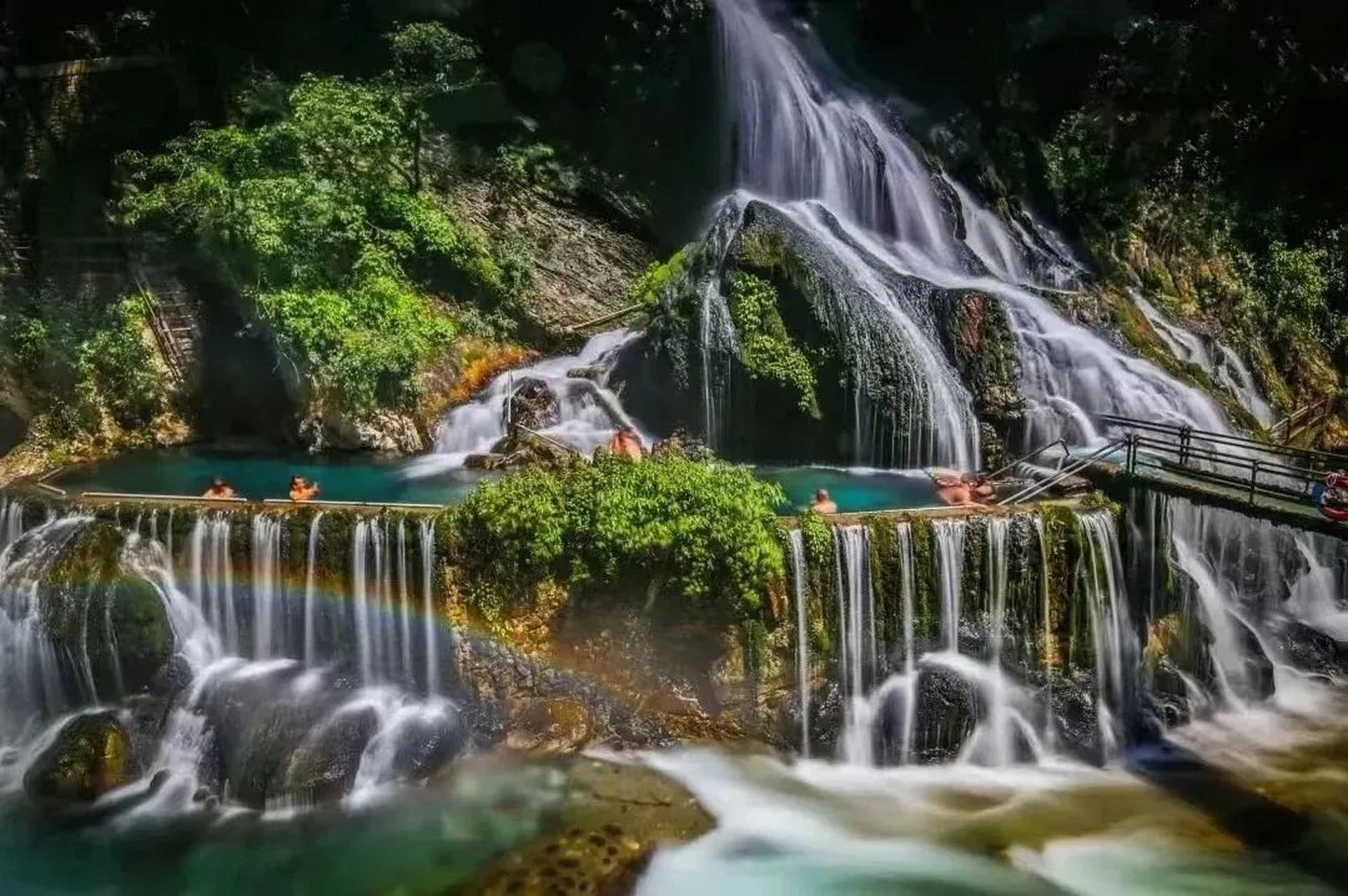 螺髻九十九里瀑布,位于螺髻山核心景区的它可不是一般的温泉瀑布,而是