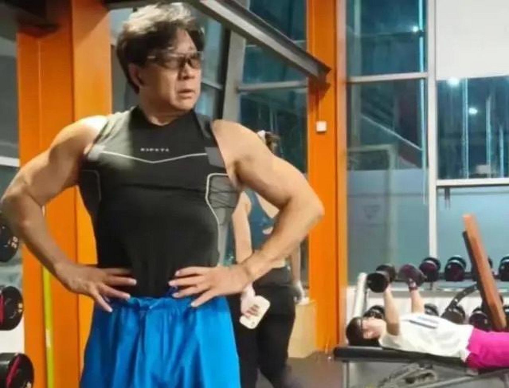 广东男篮当红球员胡明轩的爸爸,近日晒出了一组自己在健身房的照片.