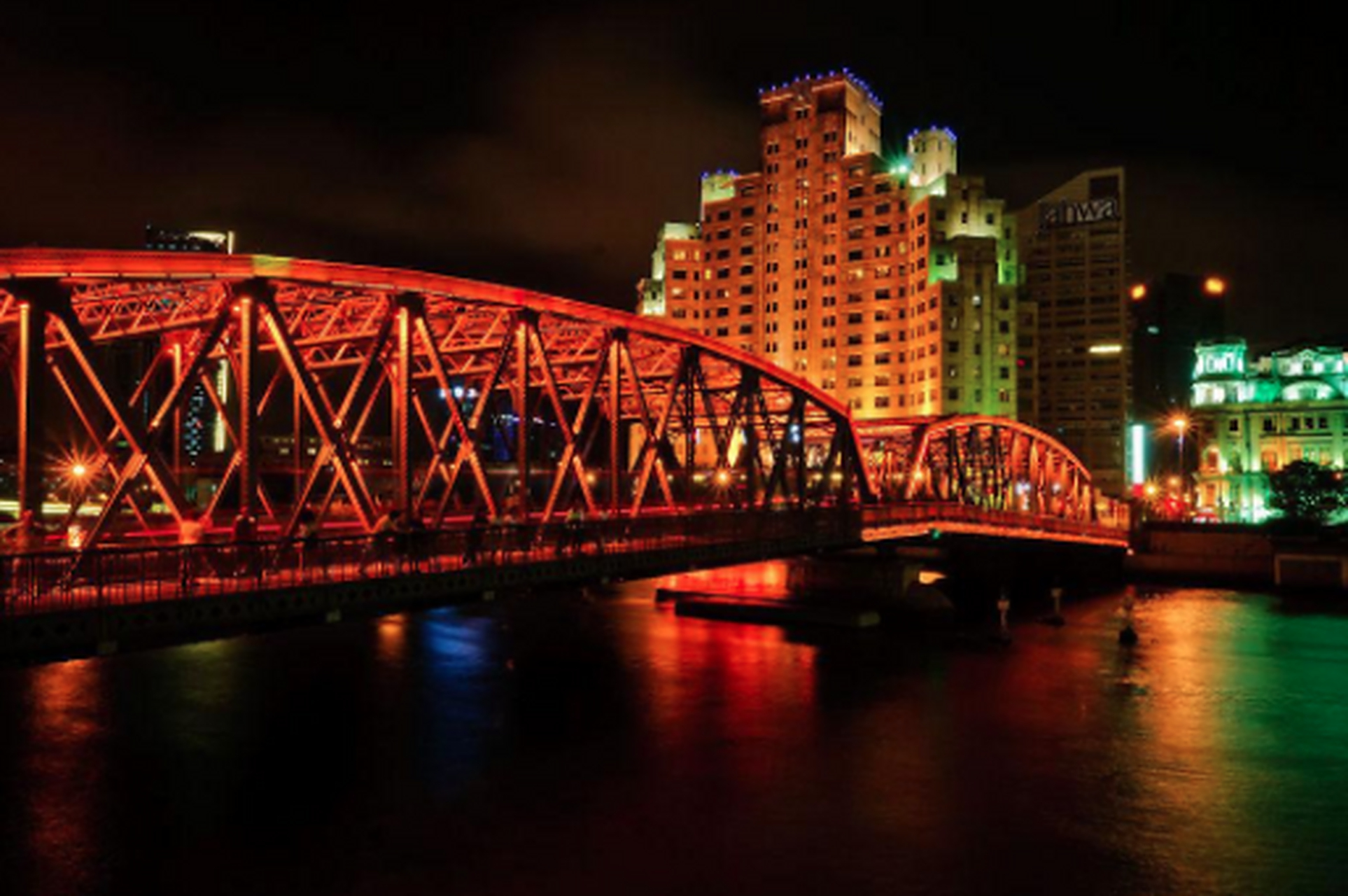 #上海旅游# 上海外白渡桥夜景,五光十色,耀眼夺目