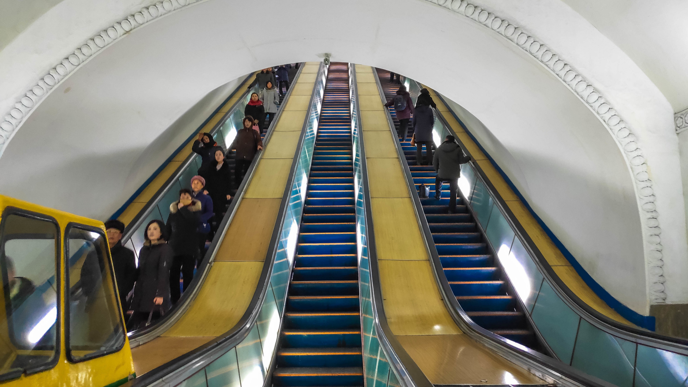 朝鲜平壤的地铁线路是一个非常特殊的地方,它是朝鲜人民日常生活的