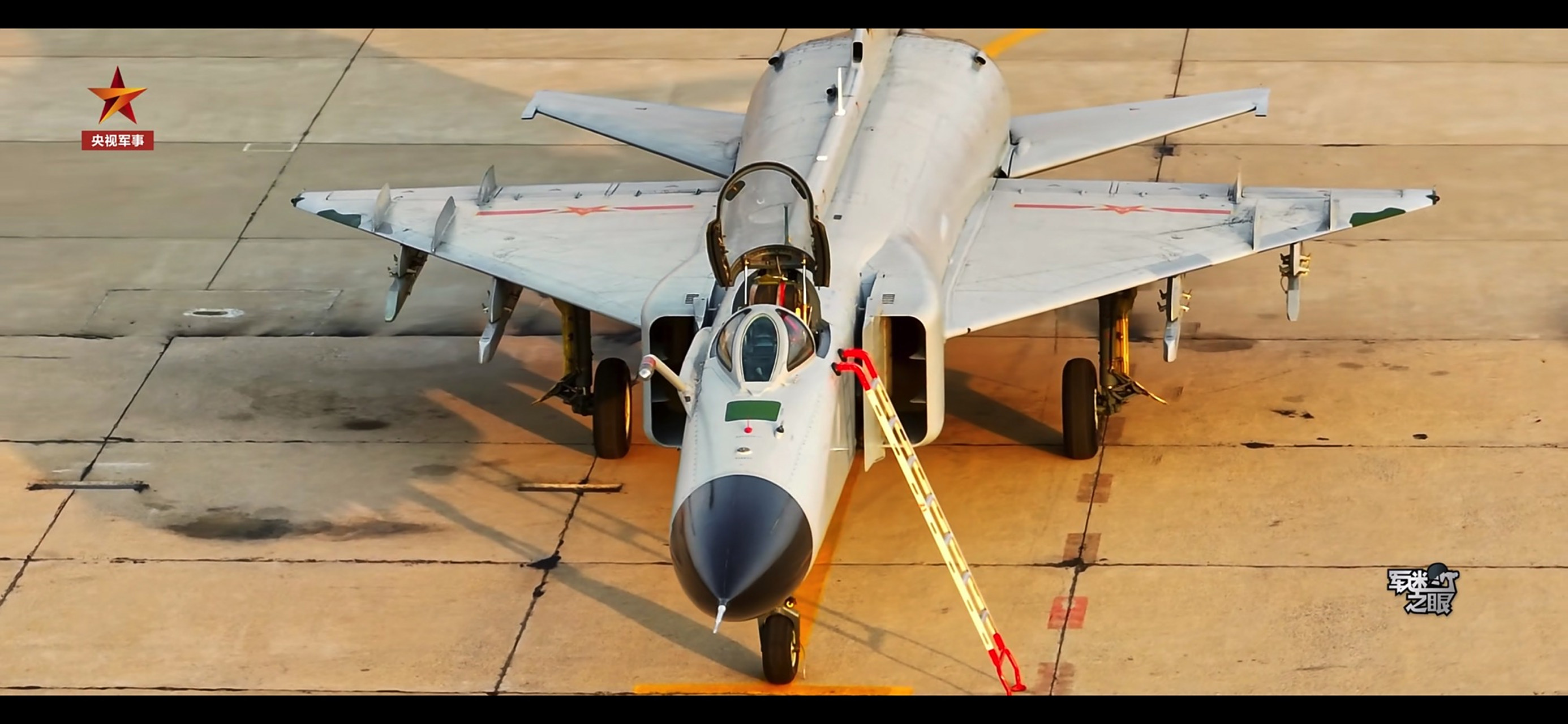 以前真没有注意,我国空军某部装备的歼-8f战斗机有一些角度的照片真