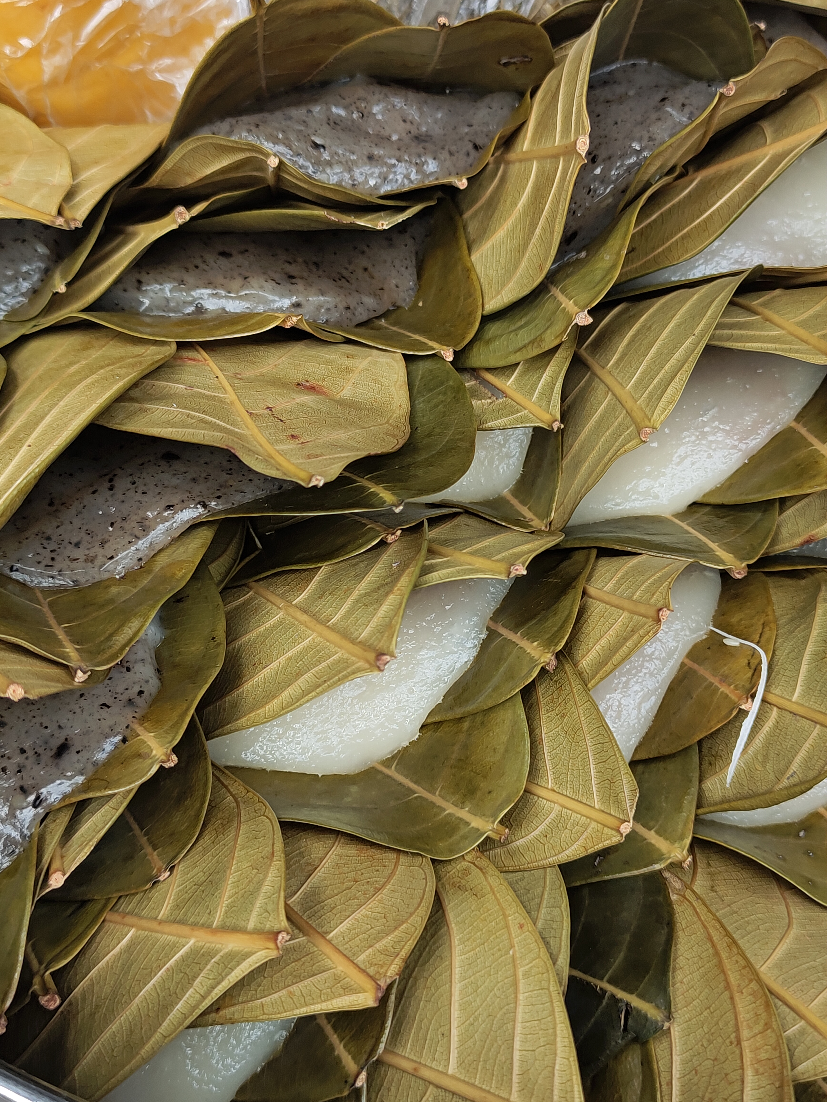 手捏压扁后,两边贴上树叶蒸熟即可.吃起来很方便,又带有树叶的清香.