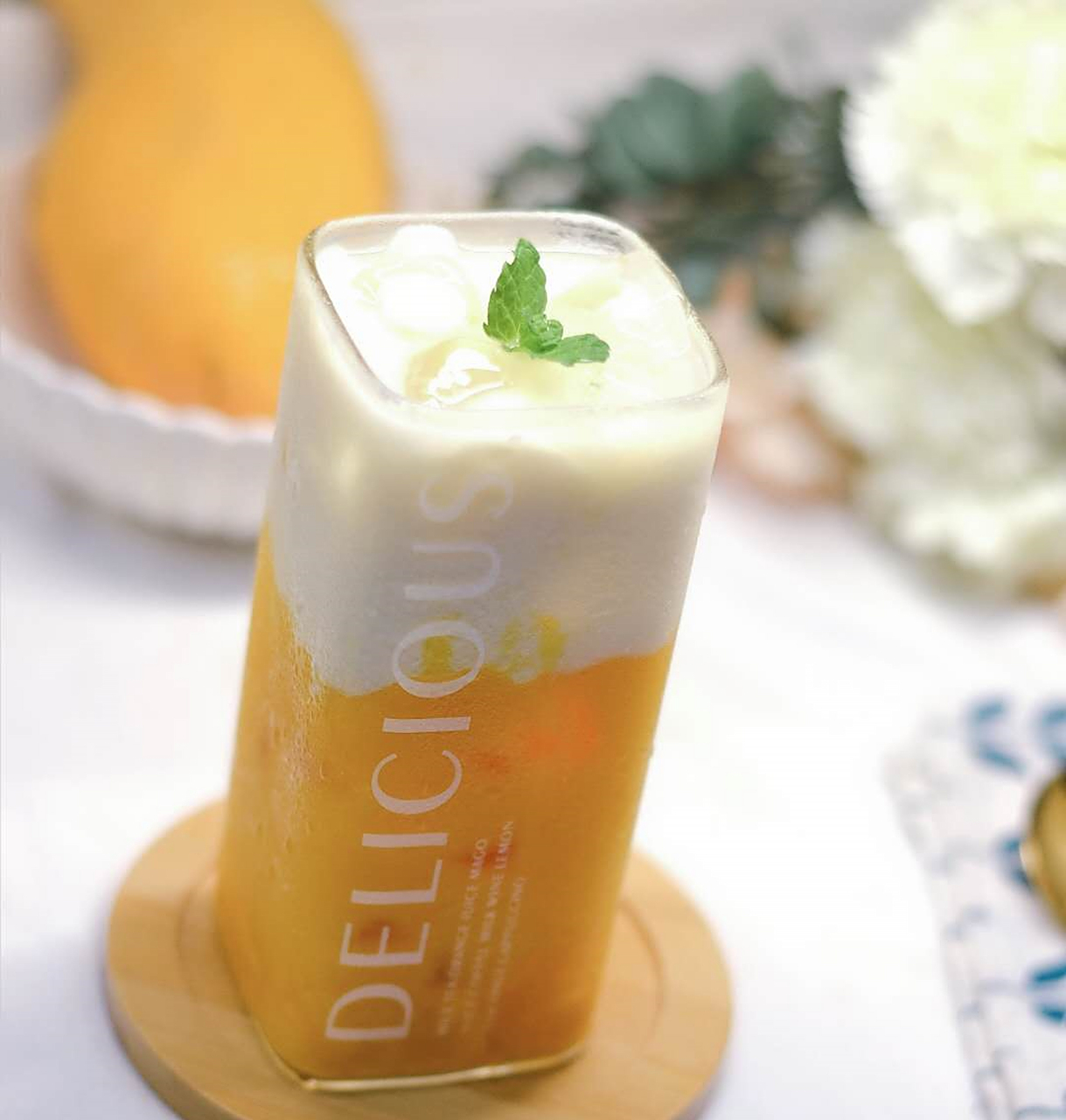 【芒果冰沙奶昔】[钟] 食材:芒果1个,冰块少许,酸奶1盒,薄荷叶1片[70