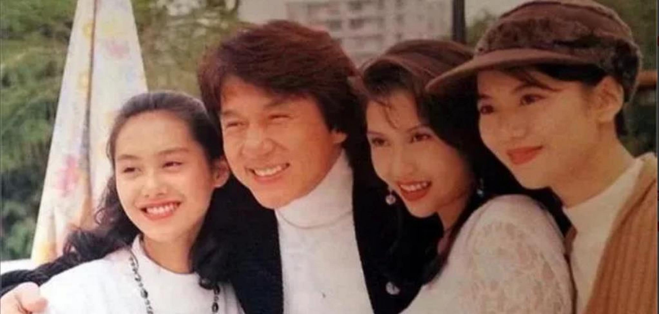 成龙大哥跟赌王千金何超琼同框时,规规矩矩,没有又搂又抱,甚至还有点