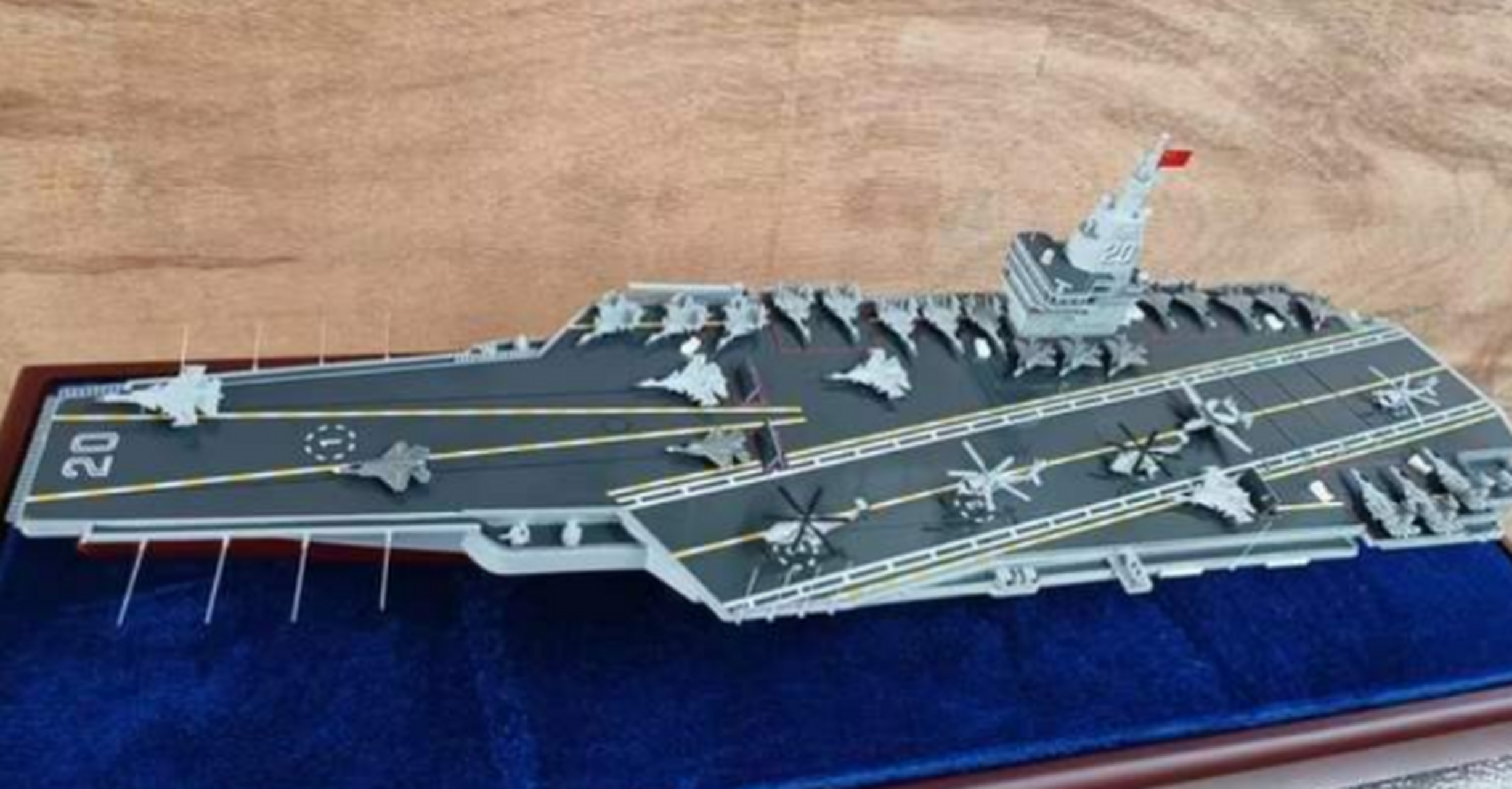 江南厂的新航母,舷号是20,舰岛更小还没烟囱,还能是什么动力!