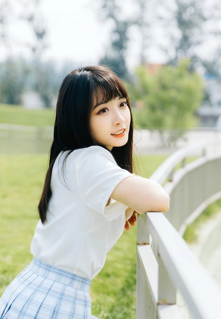 户外清新阳光女孩的jk制服摄影参考~[三哈]愿您们一生健康快乐!