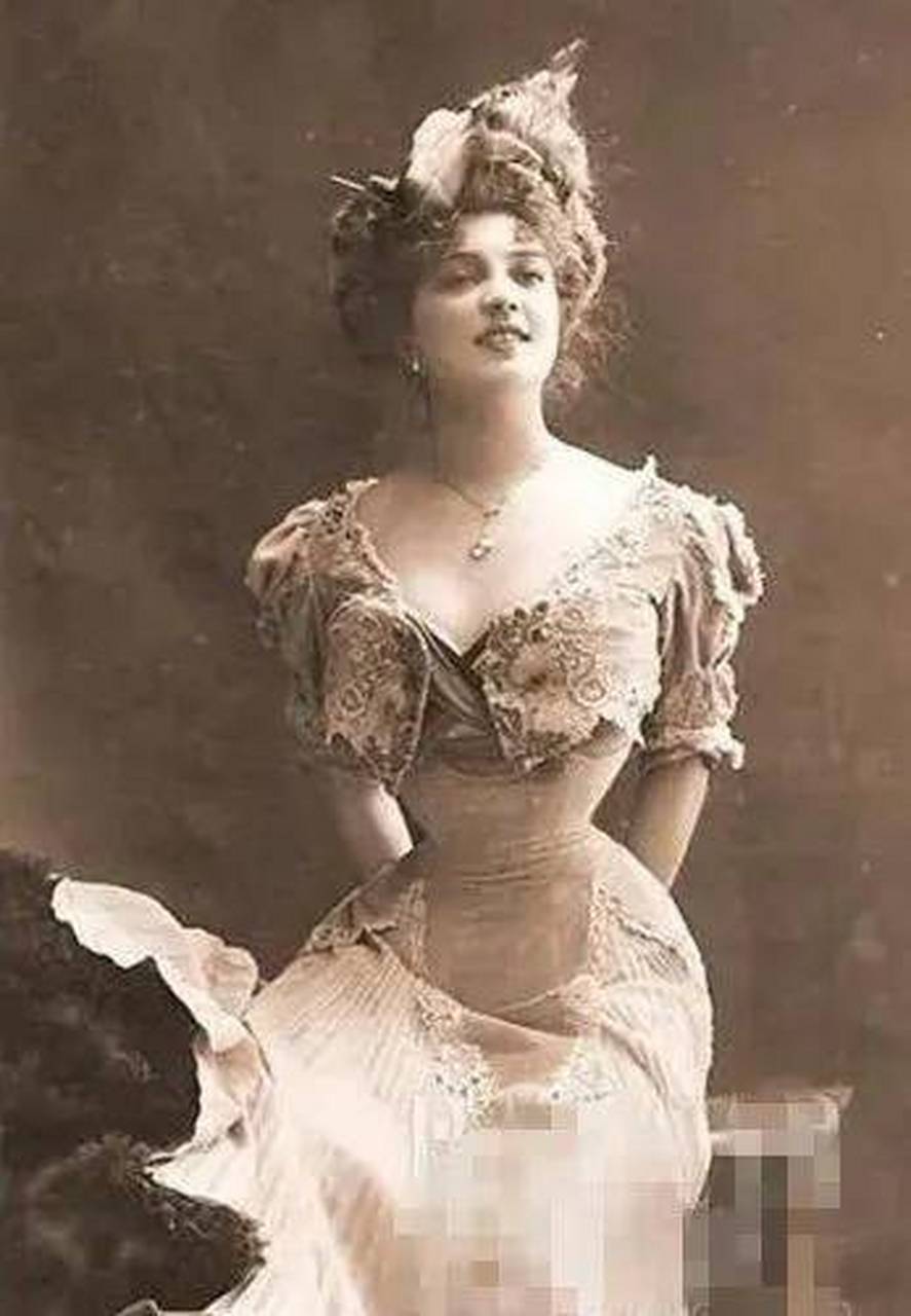 这是维多利亚时代,英国上流社会的束腰女子