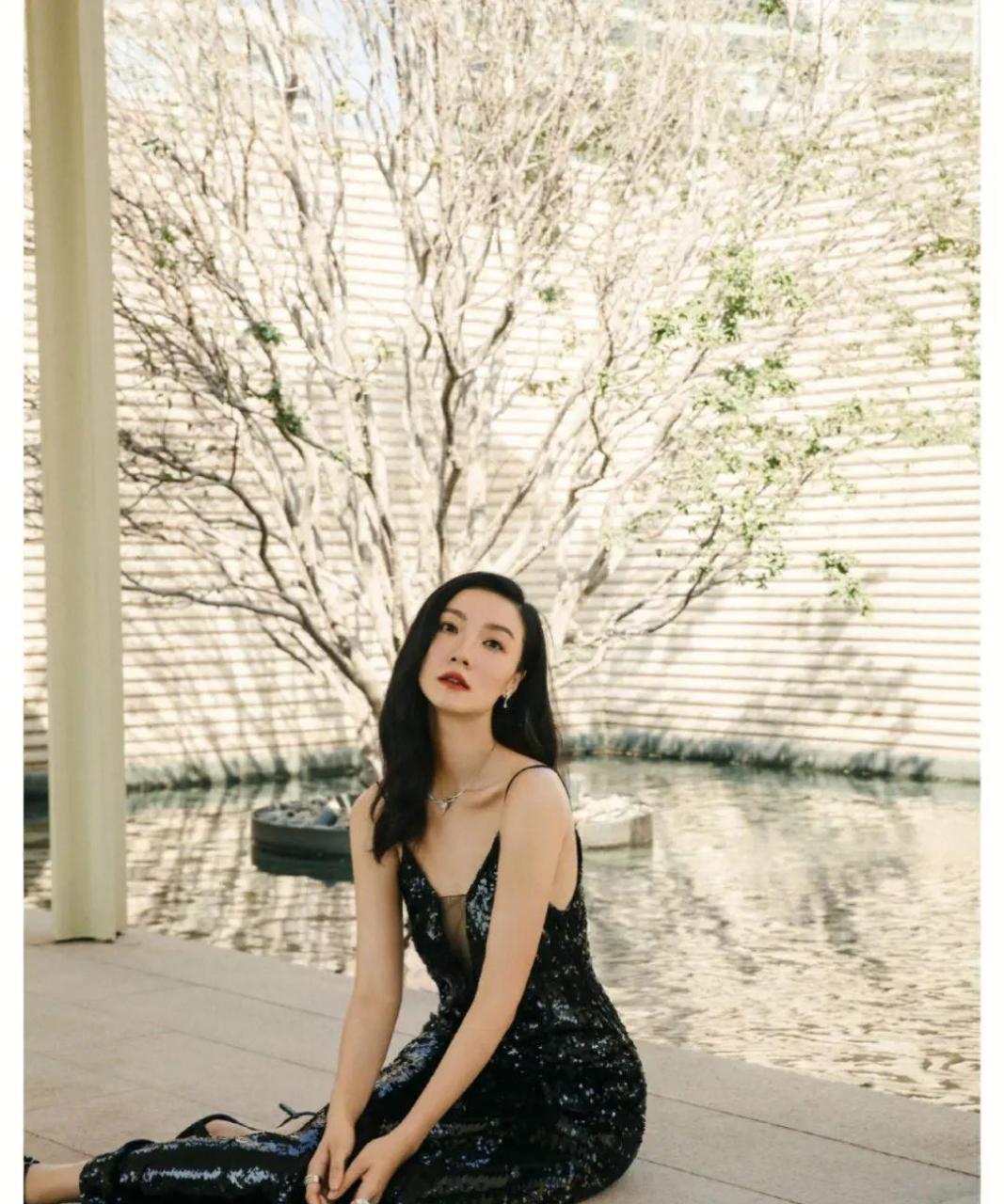 齐溪气质真高级,穿黑色吊带礼服成熟性感