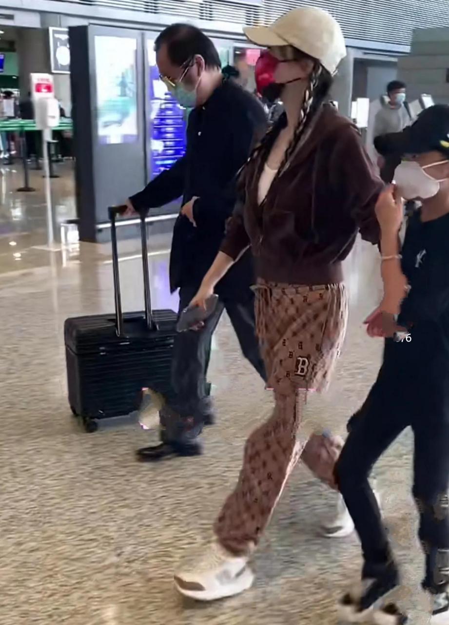 gif创作人# 小甜馨哪都好,就这内八字脚随妈妈了.