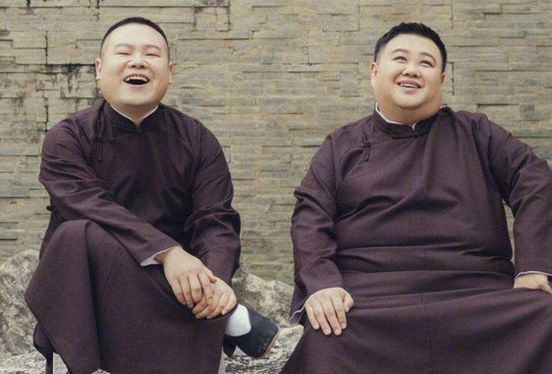 一次,郭德纲在德云社的后台看到孙越,他对孙越开玩笑地说:"来,坐三个