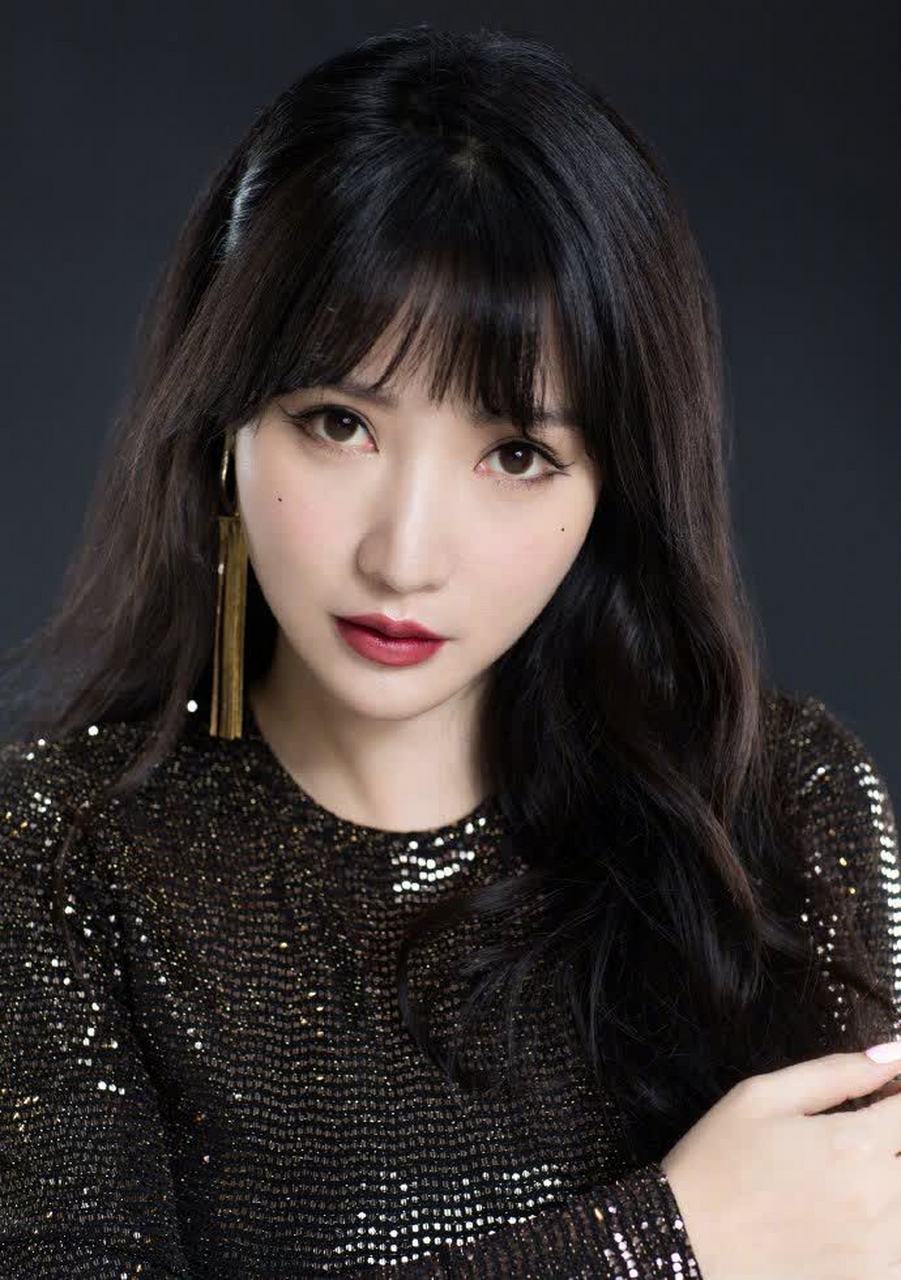 柳岩身穿黑色亮片裙,明亮动人,复古红唇和金色耳环尽显气场?