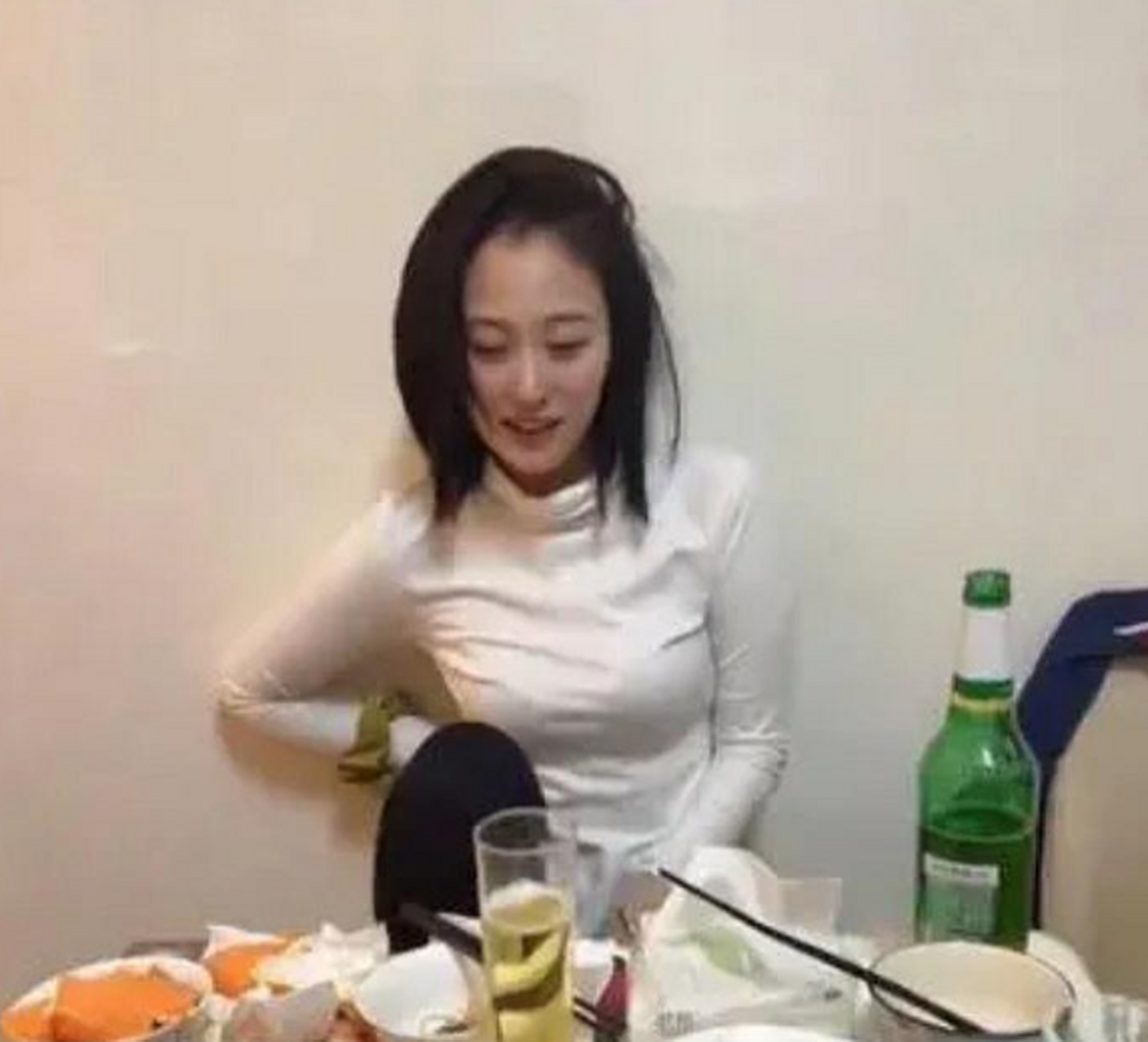 美女喝酒的样子图片