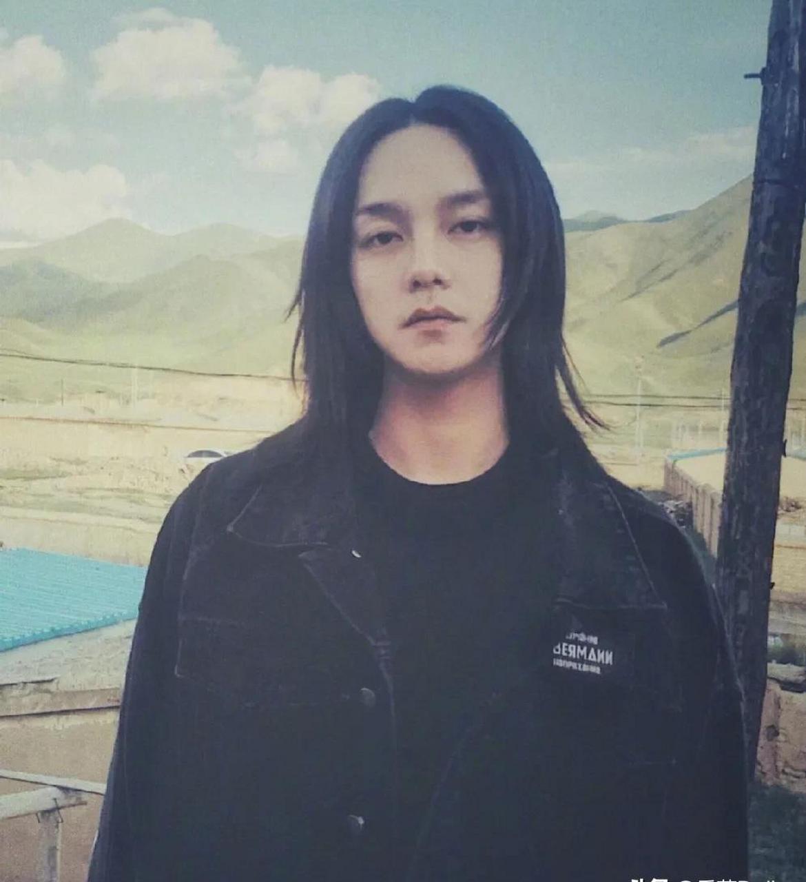 gif创作人# 尹正瘦的时候留长发真好看啊,是我喜欢的风格,美而不娘