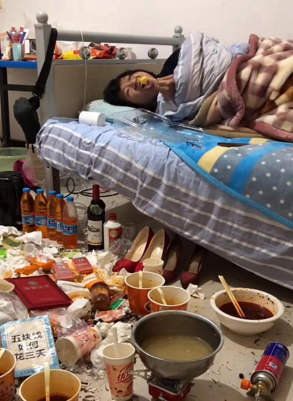 这到底有多懒?上厕所都要在床上解决 #趣图搞笑