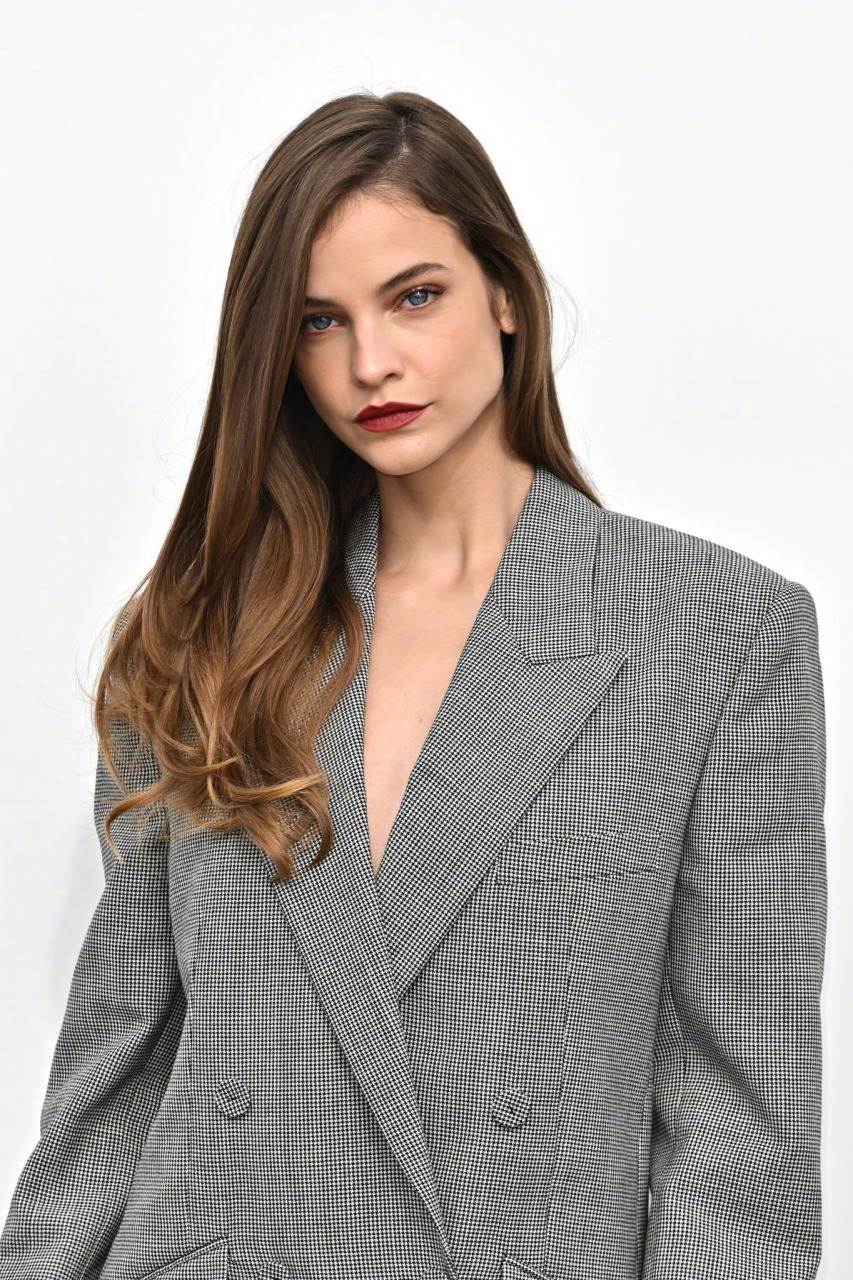 芭芭拉帕尔文# #巴黎时装周#  匈牙利超模芭芭拉·帕尔文(barbaa