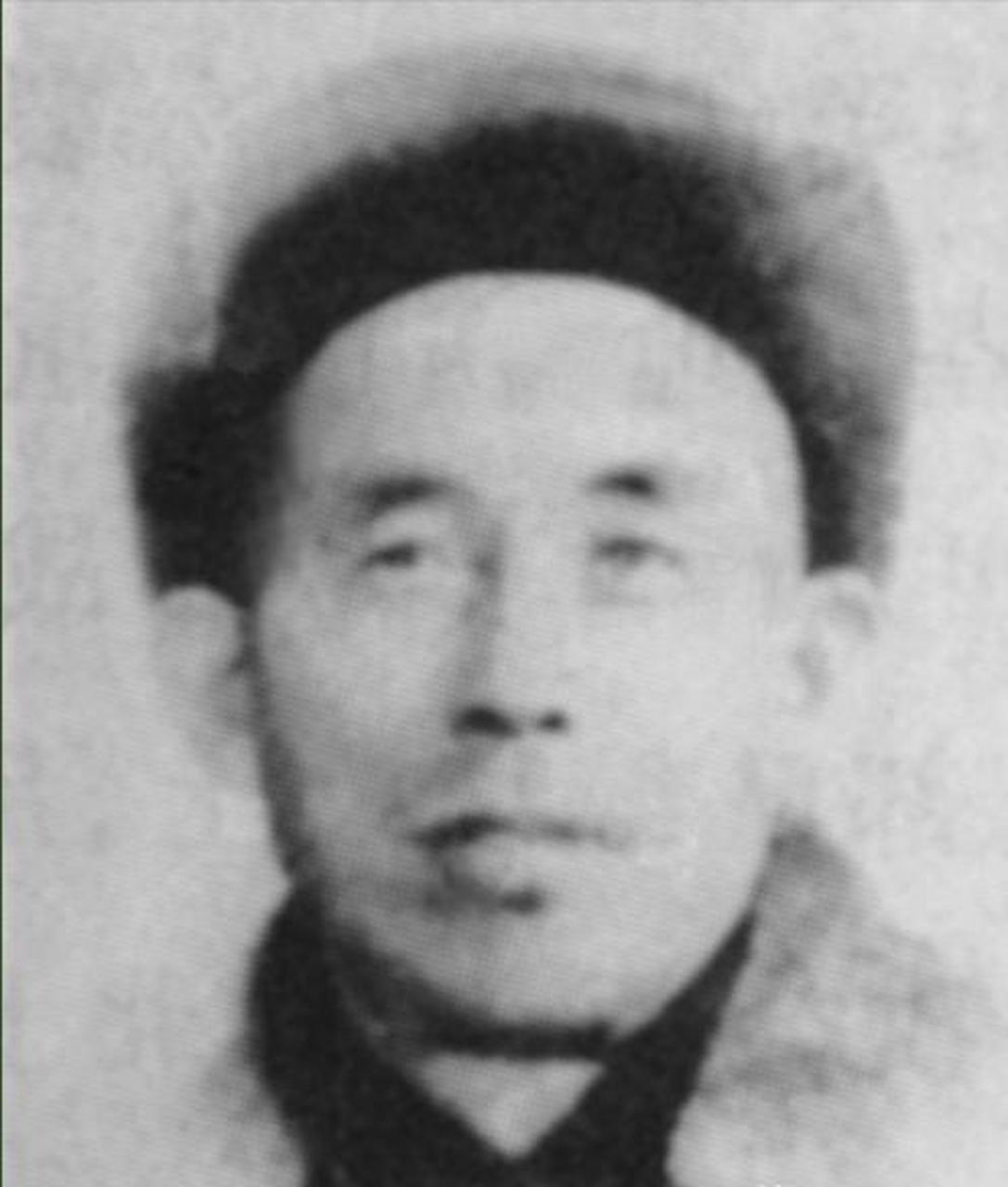 (3) 来到东北以后,张德发的部队很快发展为一个旅,他升为旅长.