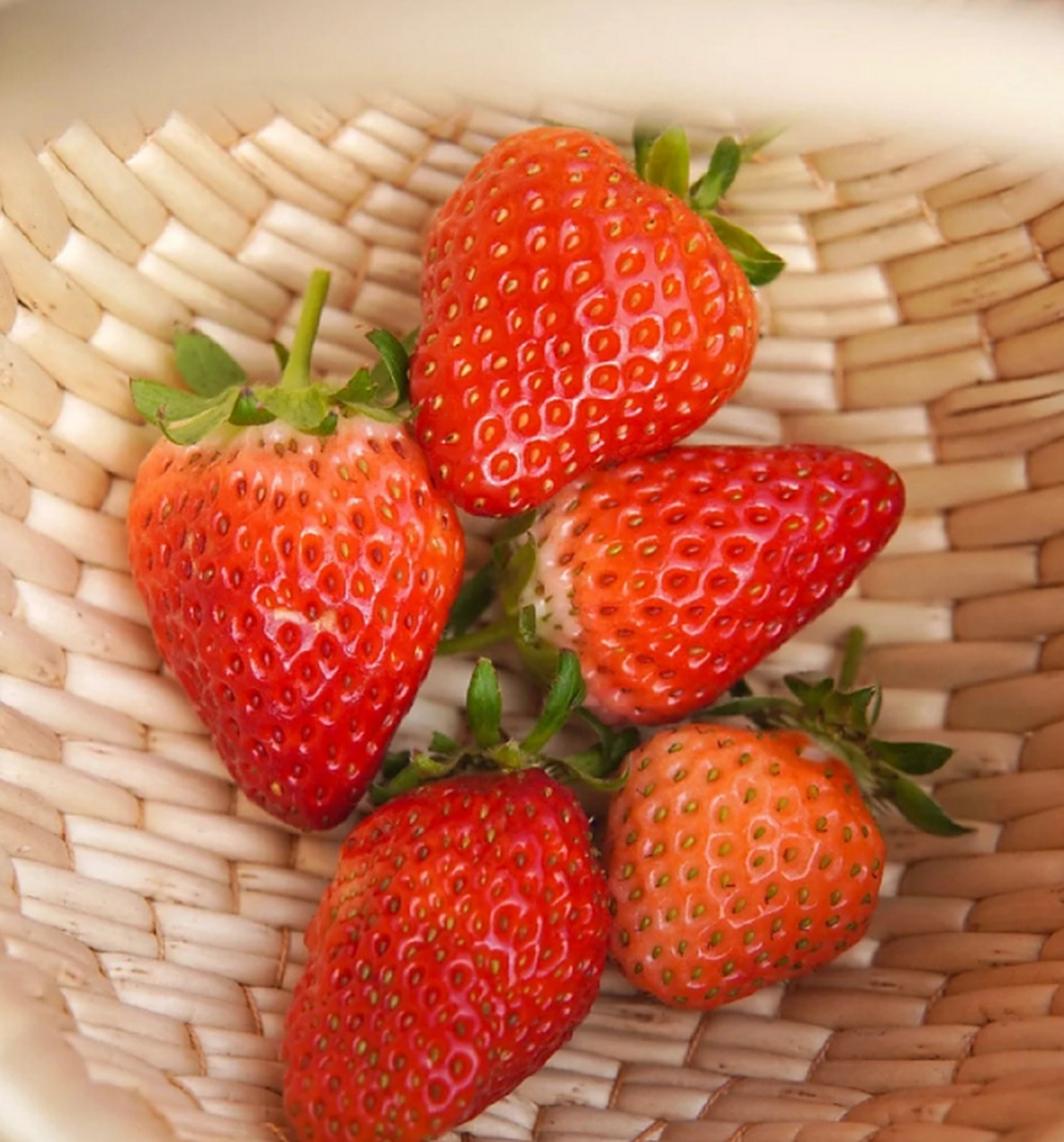 吃草莓有很好的明目养肝的作用.