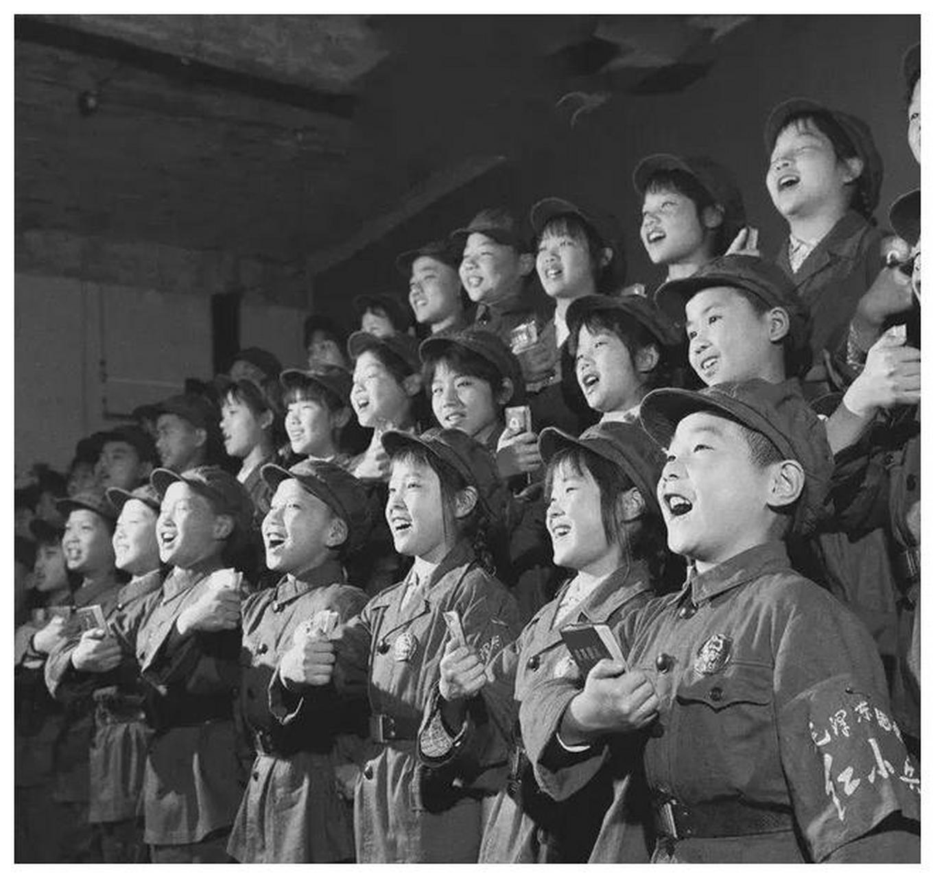 1967年,南京的一所小学里,一群红小兵合唱团的小朋友正在唱歌.