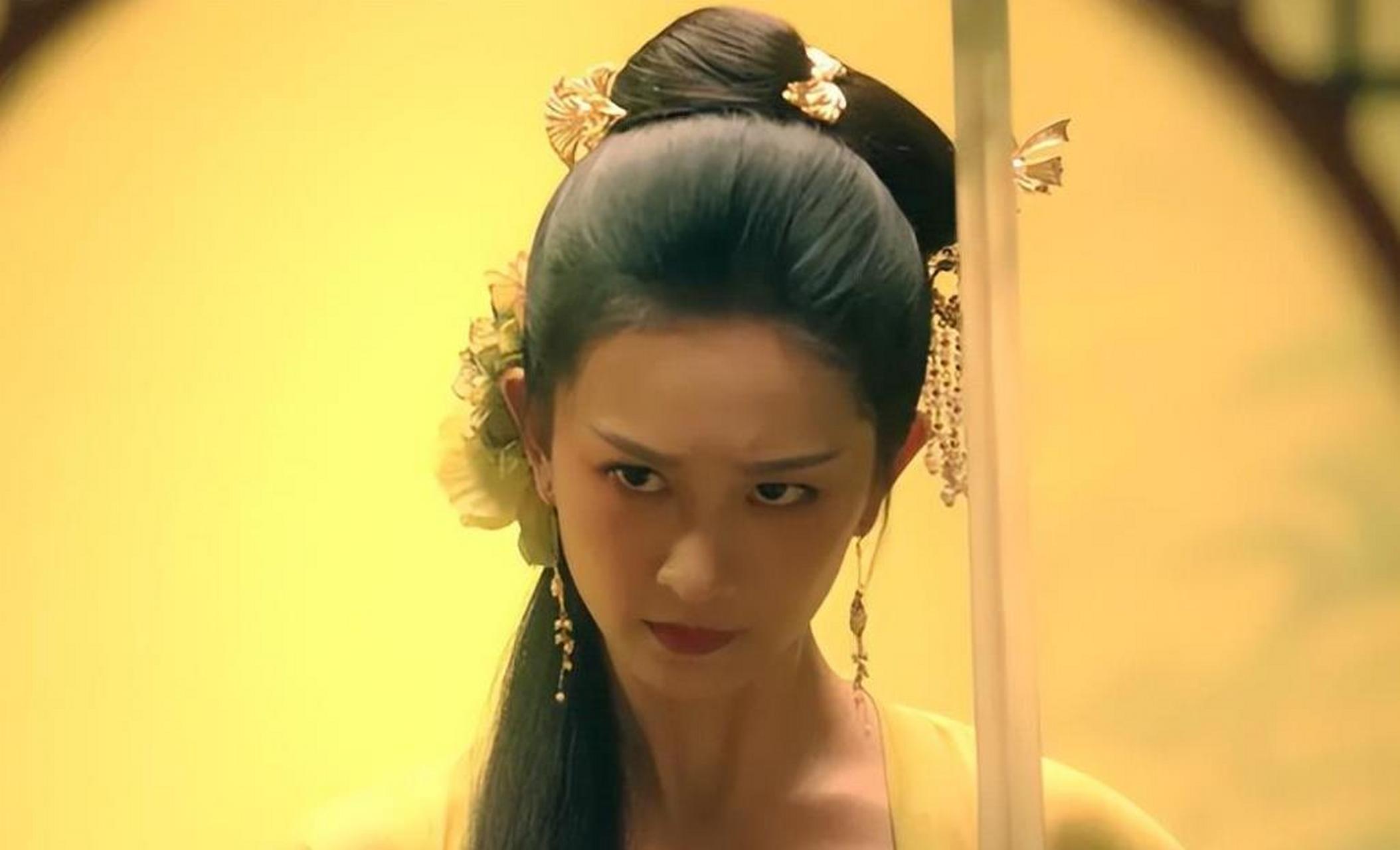 "绿翘神色慌张,鱼玄机看出异常,不经意地一撇,她看到了绿翘身体上的指