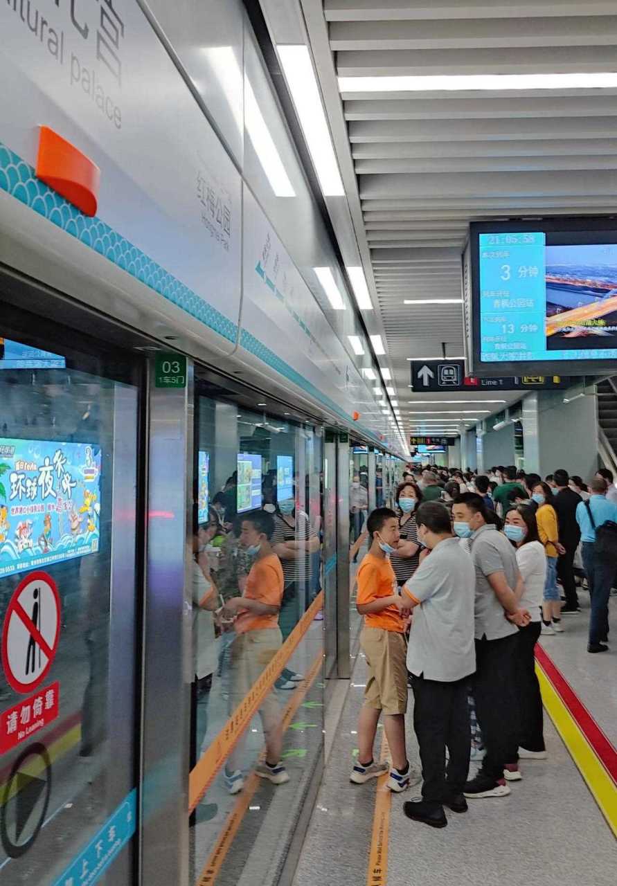 今天常州地铁二号线第一天试运行(免费三天),市民热情高涨啊!