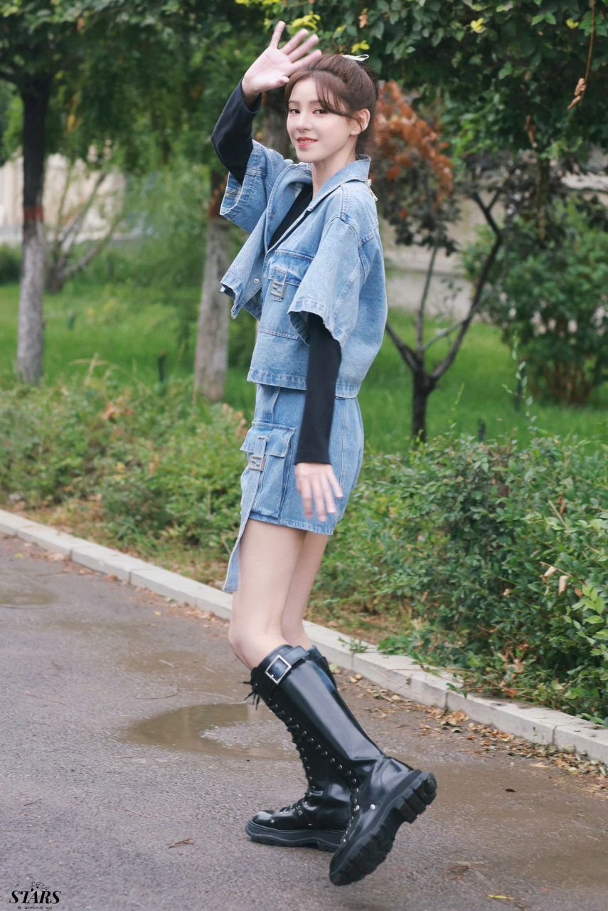 牛仔套装搭配黑色长靴,清爽又酷飒 张予曦真的超级瘦呀,身材比例页