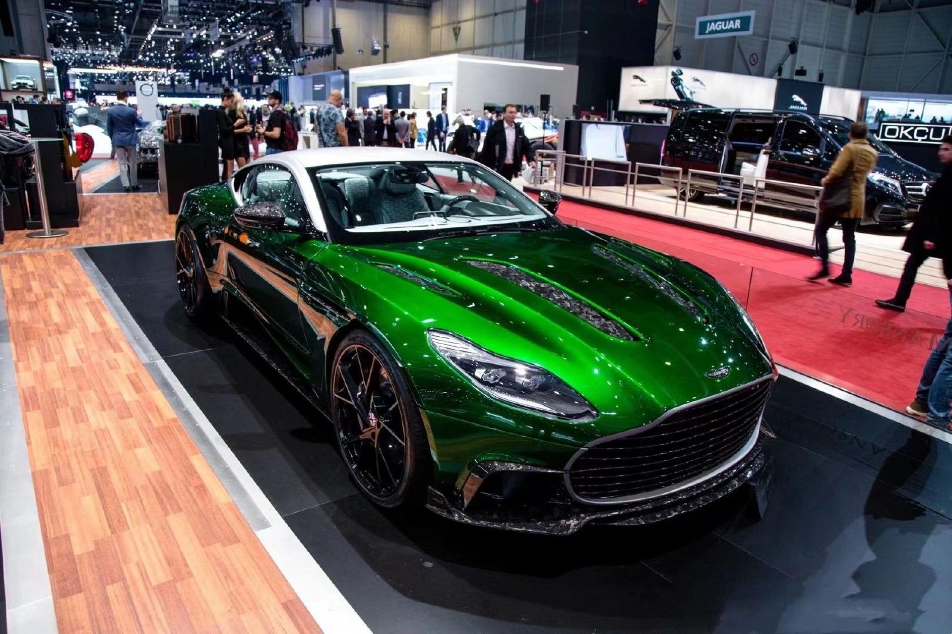 mansory,阿斯顿马丁db11 金属绿色油漆与银色车顶搭配,mansory还使用