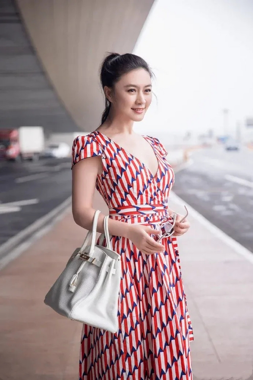 46岁田海蓉近照曝光,穿深v印花连衣裙走机场,又靓又美,真有富婆风范!