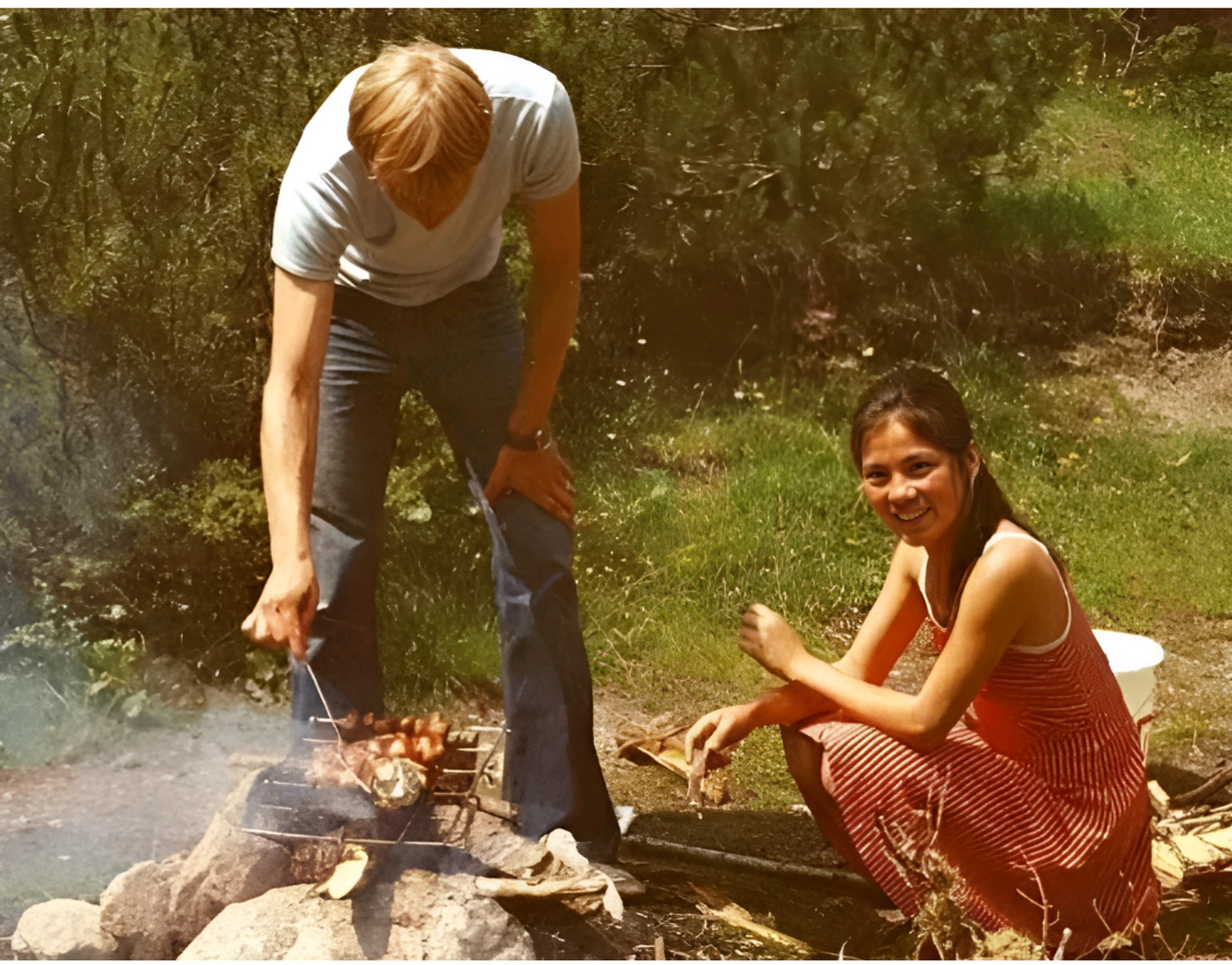 1979年,翁美玲在英国读书时,与荷兰男友的亲密合影,画面中的两人手拉