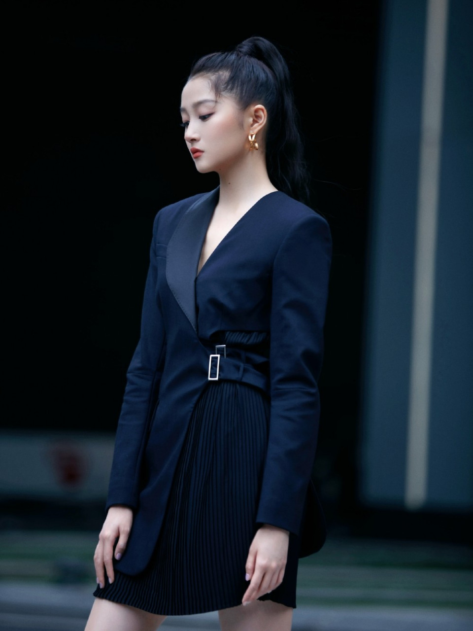 关晓彤最新写真 这风格太适合她了 西装裙,高马尾, 冷艳精致的长相
