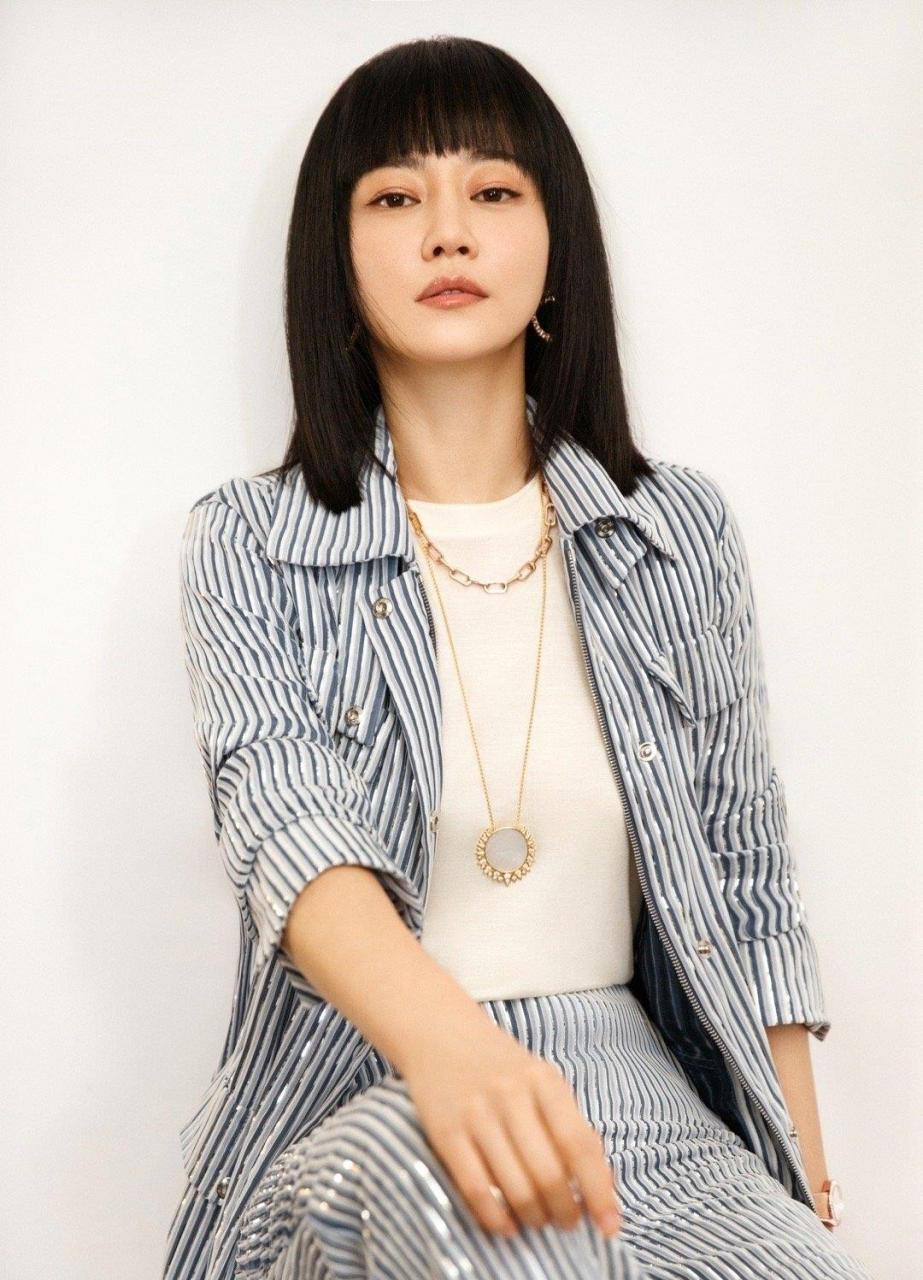 谭卓真有气质,蓝色条纹套装清新知性很干练,齐刘海短发很减龄