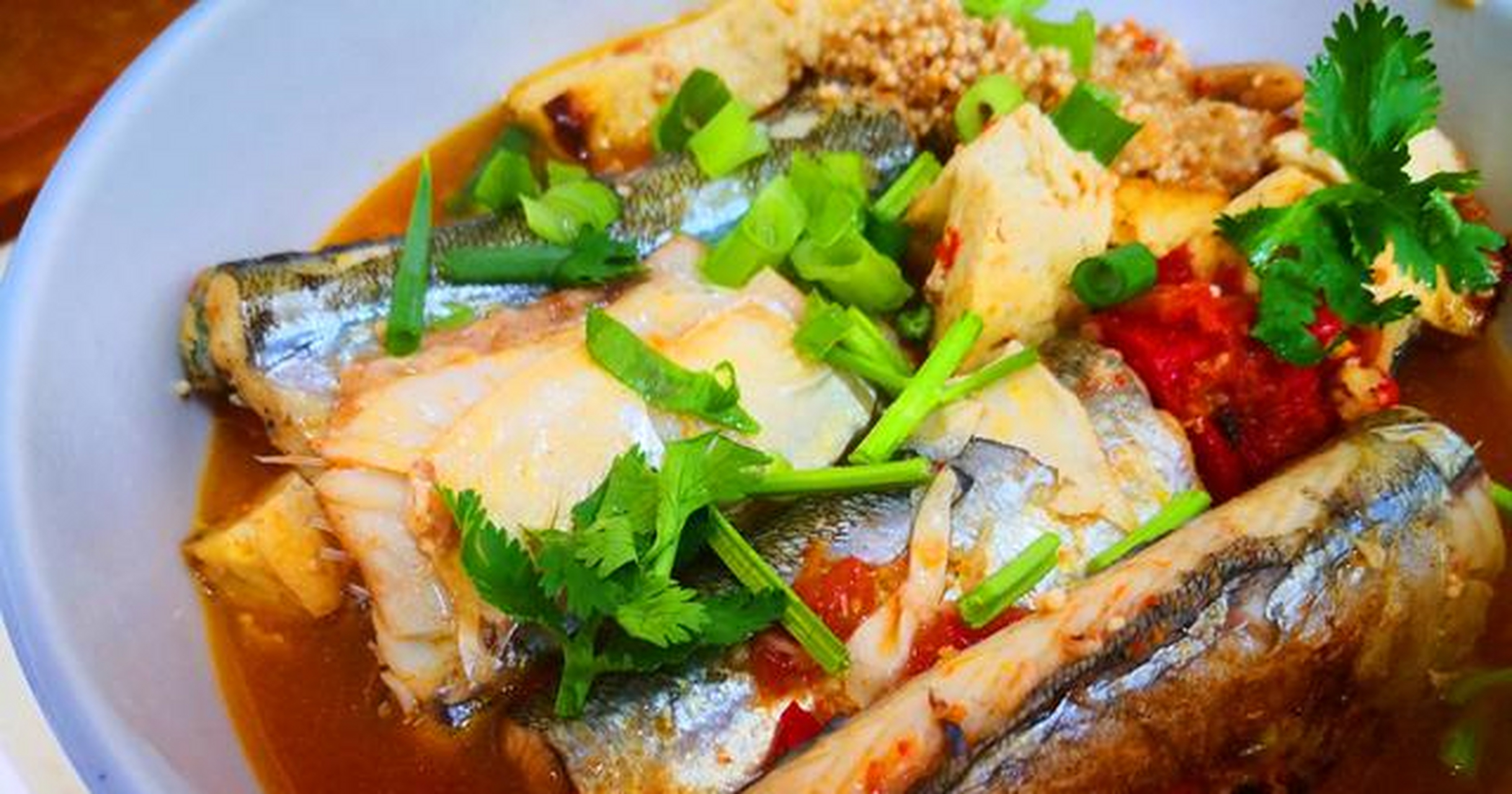 便可以看到鱼干开始滋滋往外冒油,让人忍不住想要咬上一口,针亮鱼干烤