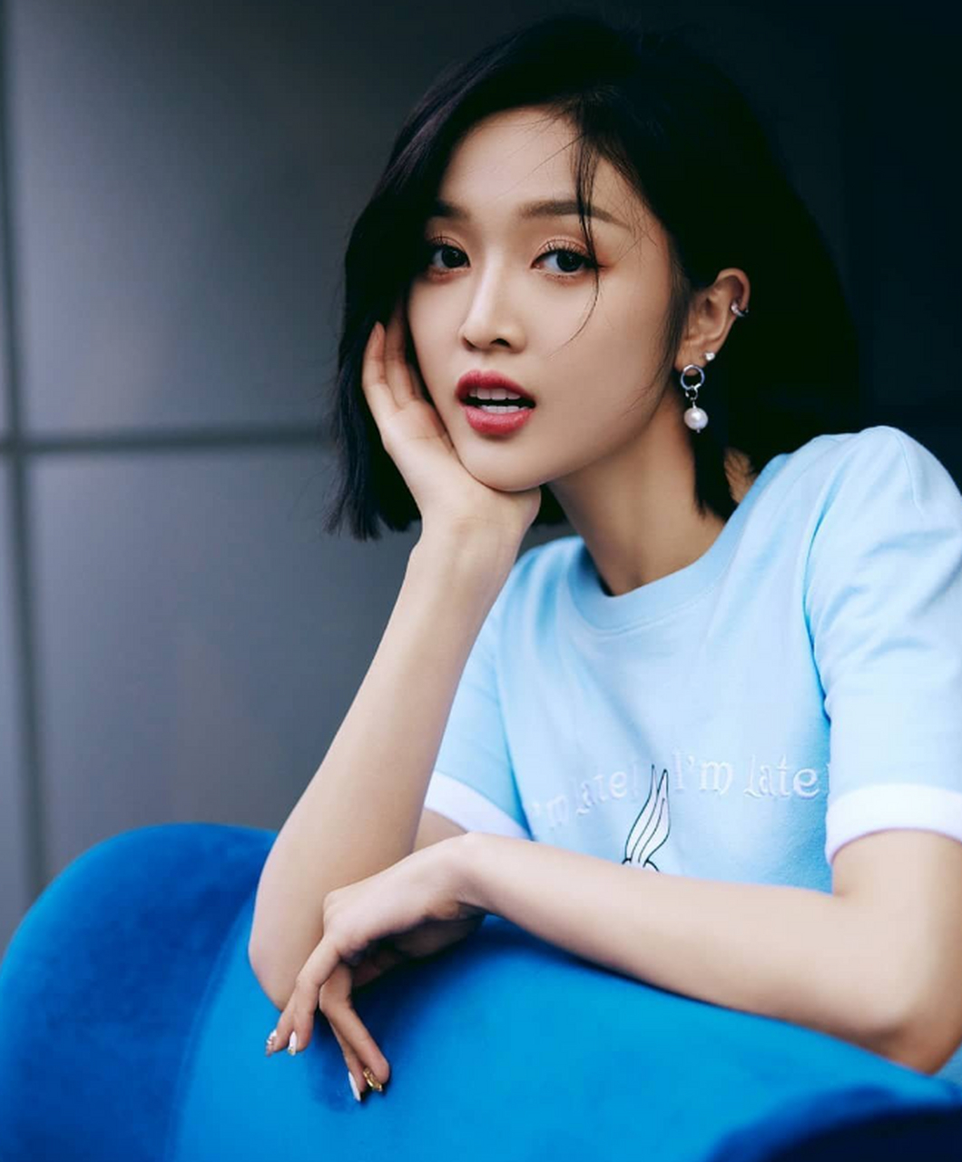 甜美可人的#吴宣仪# 清爽短发配t恤,娇嗔欲滴,美艳动人.