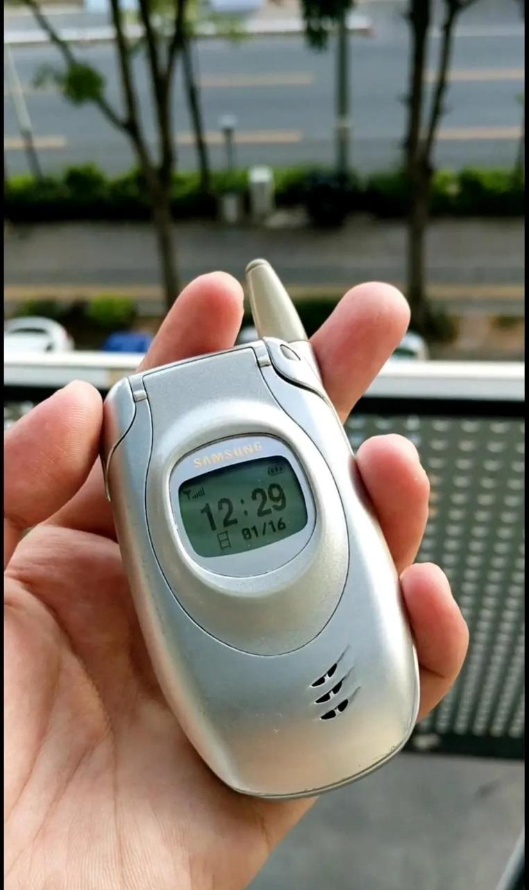 2002年全球首款彩屏机三星t108,据说当时都是70和80后哥哥姐姐用的多