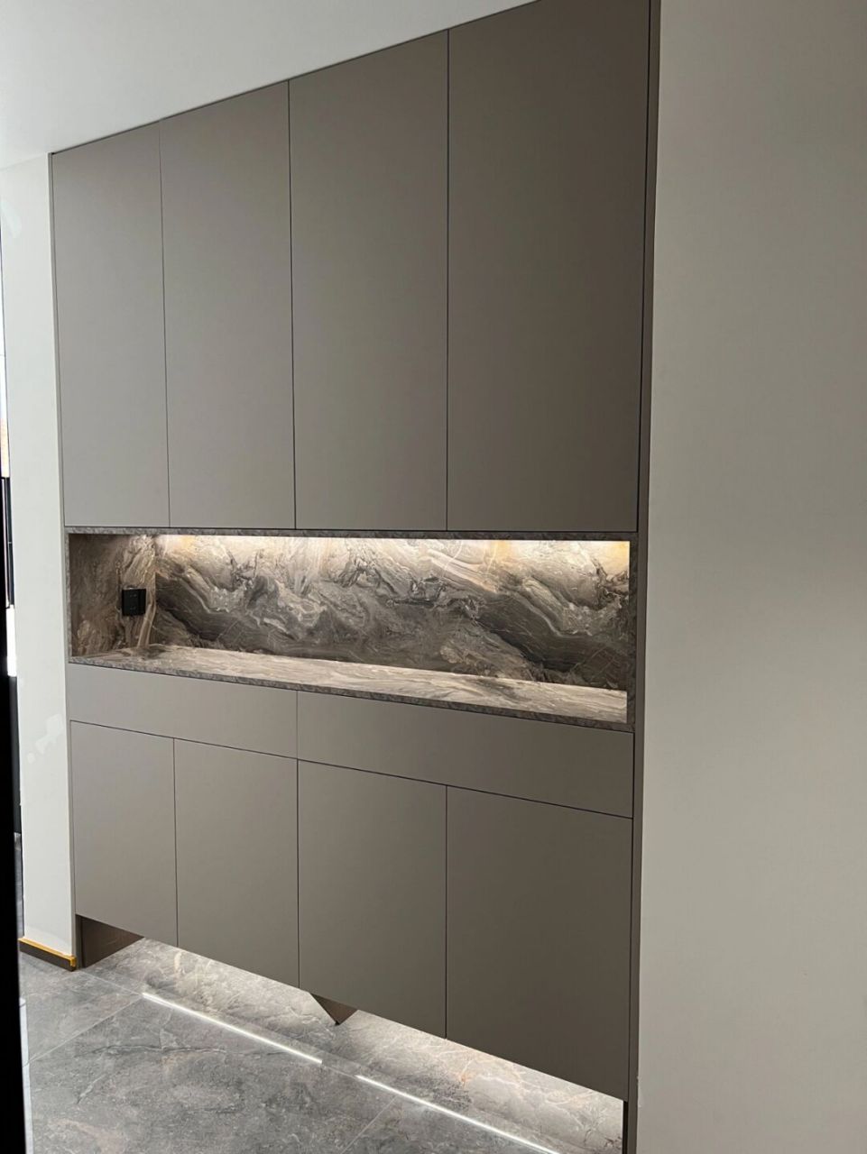 阴天环境下,手机原图 柜门:欧松板pet肤感 胡椒灰 儿童房卡其色 柜体