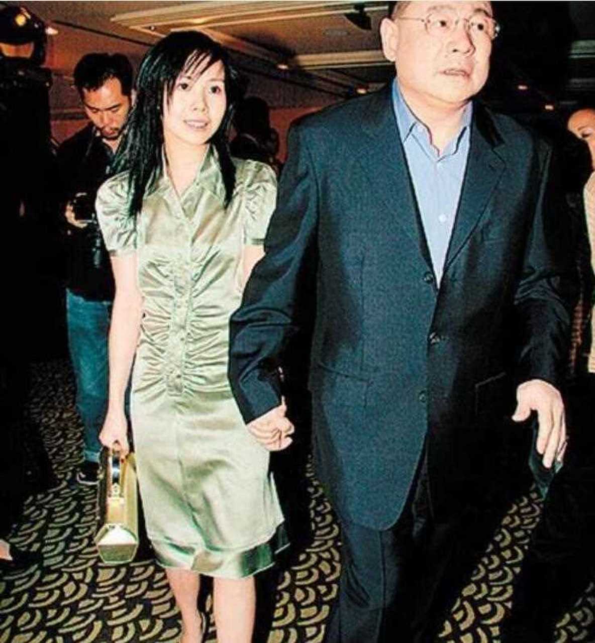 被父亲抛弃后,嫁比父亲还大6岁的老富豪,今成身家7百亿的女富豪[饮酒
