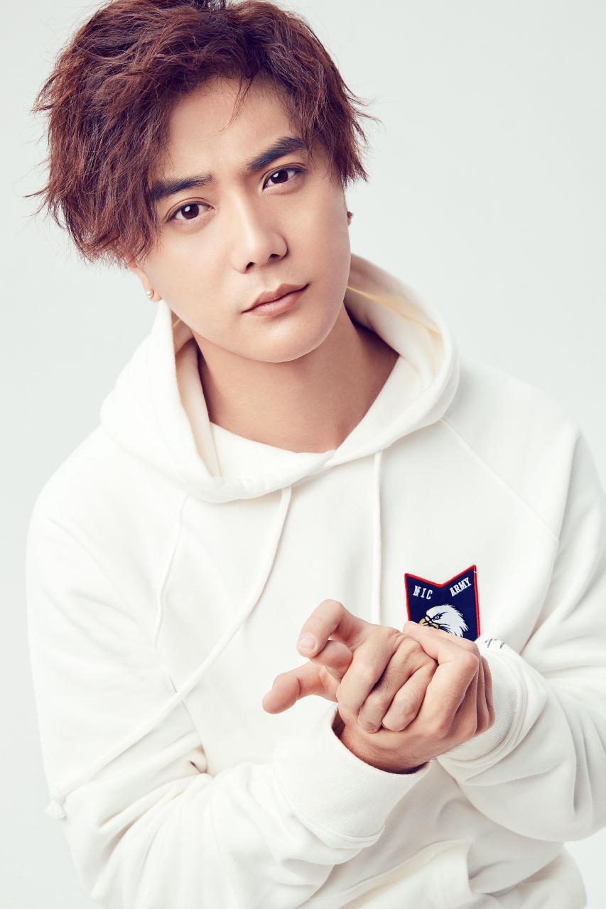 今日下午13:14,陆虎在社交平台晒出与女友陈曌旭的领证写真,在配文