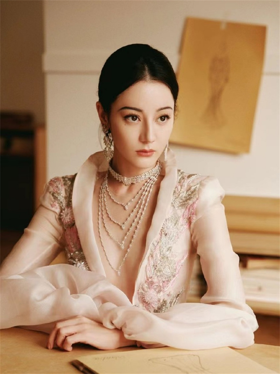 迪丽热巴 vogue时尚盛典上的惊艳  在vogue时尚盛典的红毯上,迪丽热巴