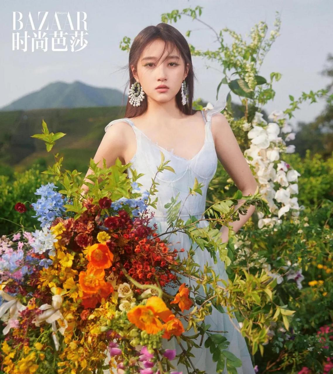 关晓彤焕彩夏日芭莎环保封面,尽享自然绿意,与自然同呼吸.