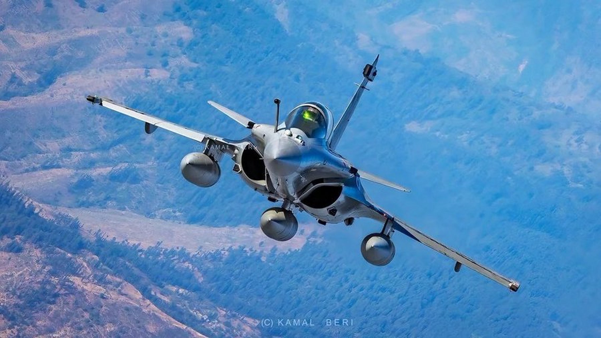 印度空军达索"阵风"战机的奇妙景象 90   有三个空投箱和一个满油箱