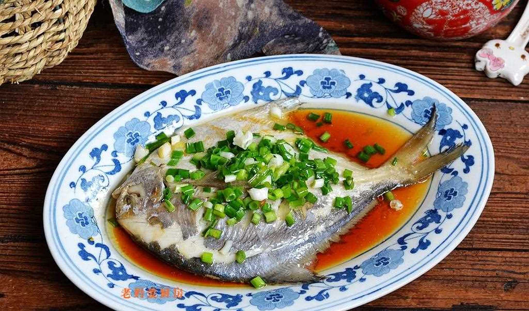 【清蒸鲳鱼】家乡有个吕四渔港,海产品吃的多.鲳鱼刺少肉嫩,非常适合