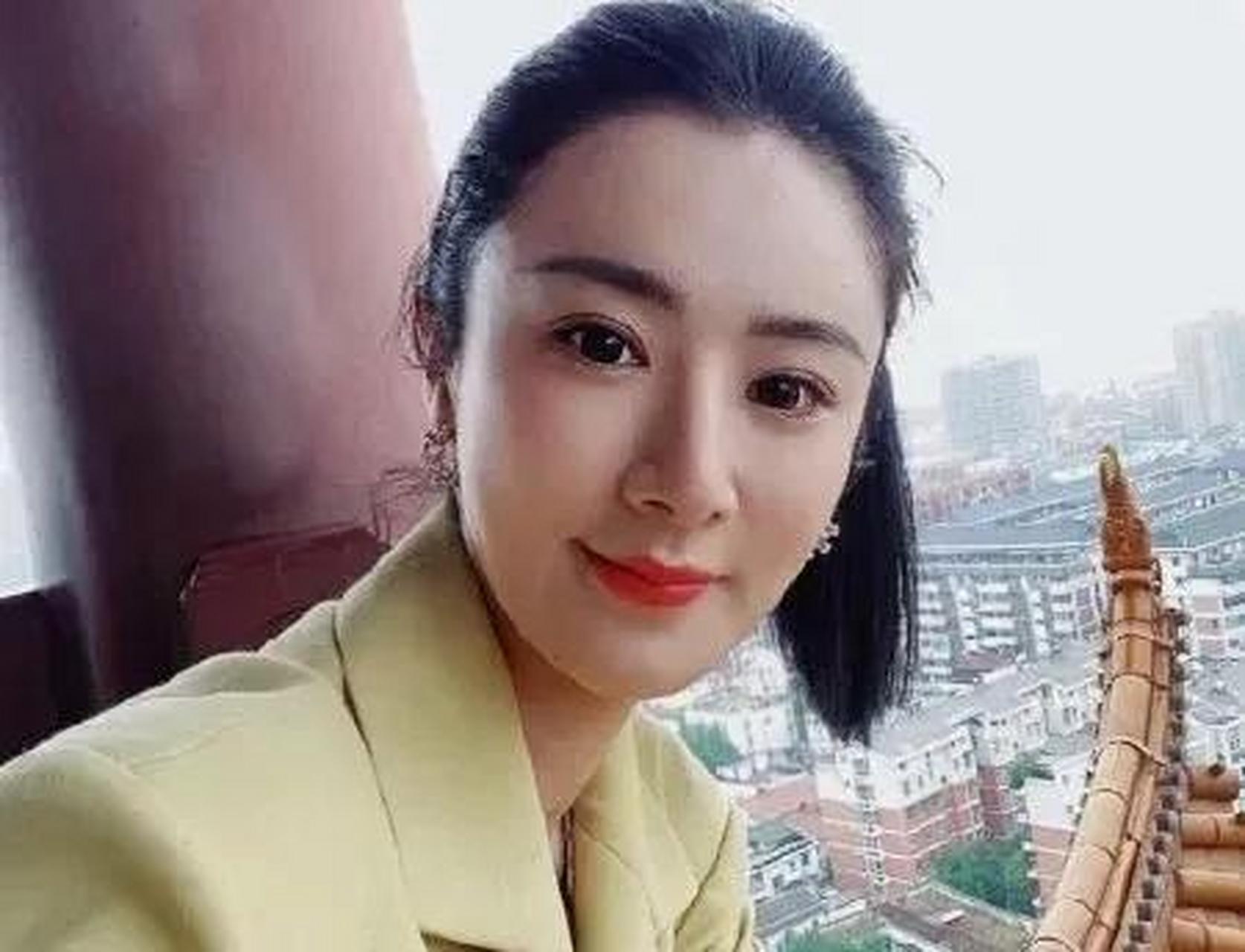 薇娅早年成名前的照片,也是神仙颜值,她是艺人出道,当过歌手.