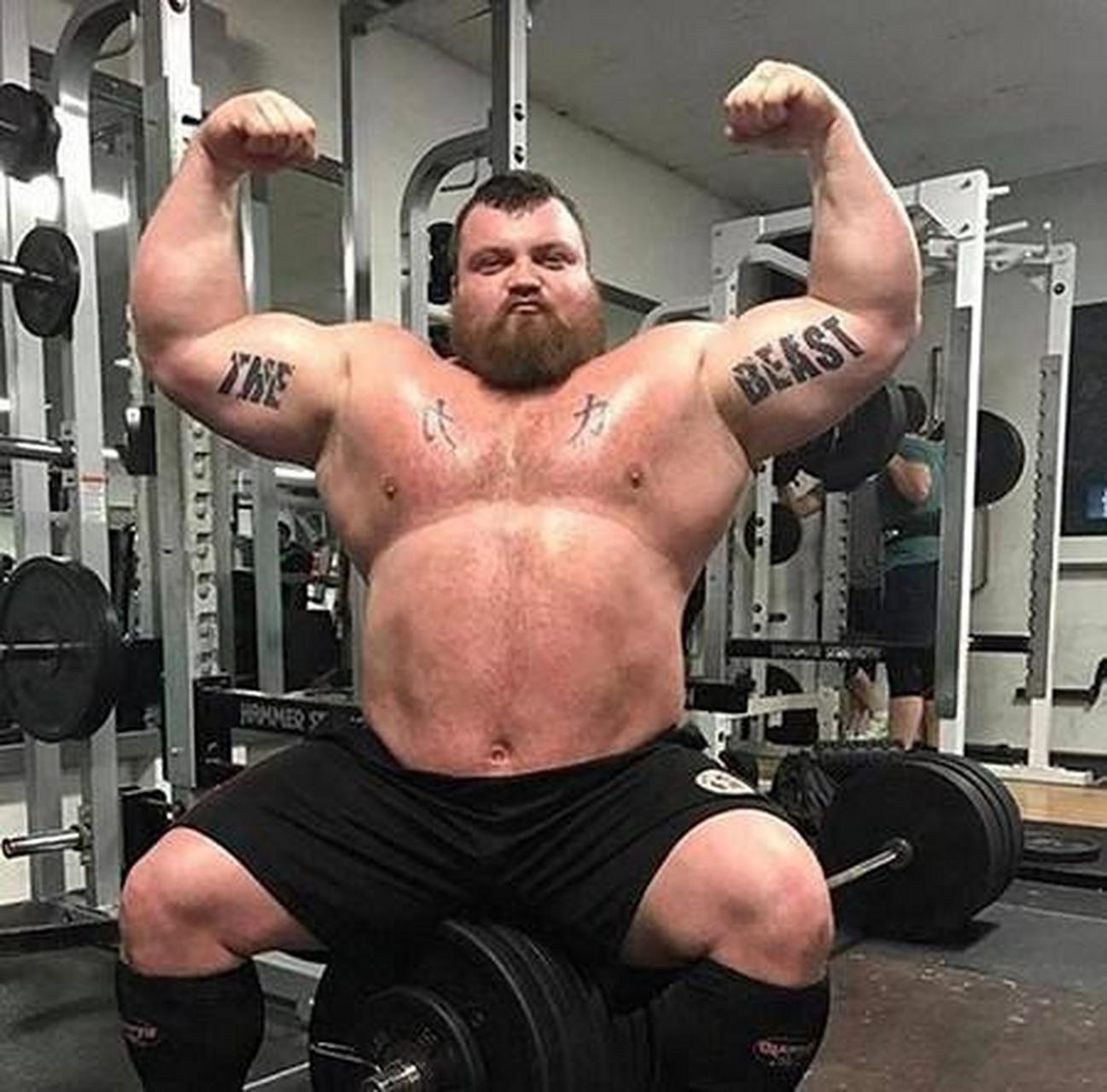 艾迪霍尔是世界最著名的大力士之一,1988年出生于英国,身高1.