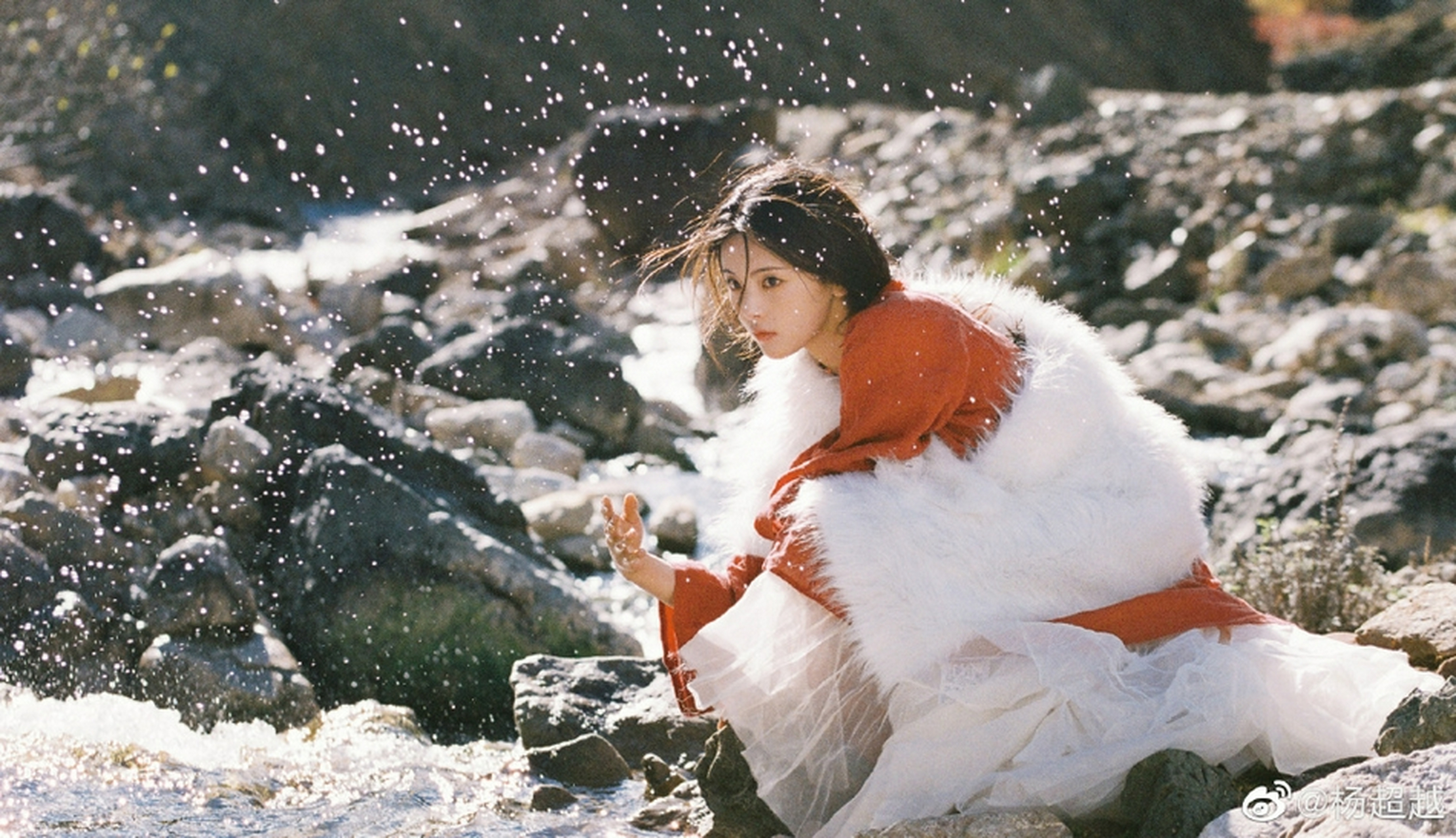 杨超越红衣古风大片: 雪山下戏水显唯美!#杨超越