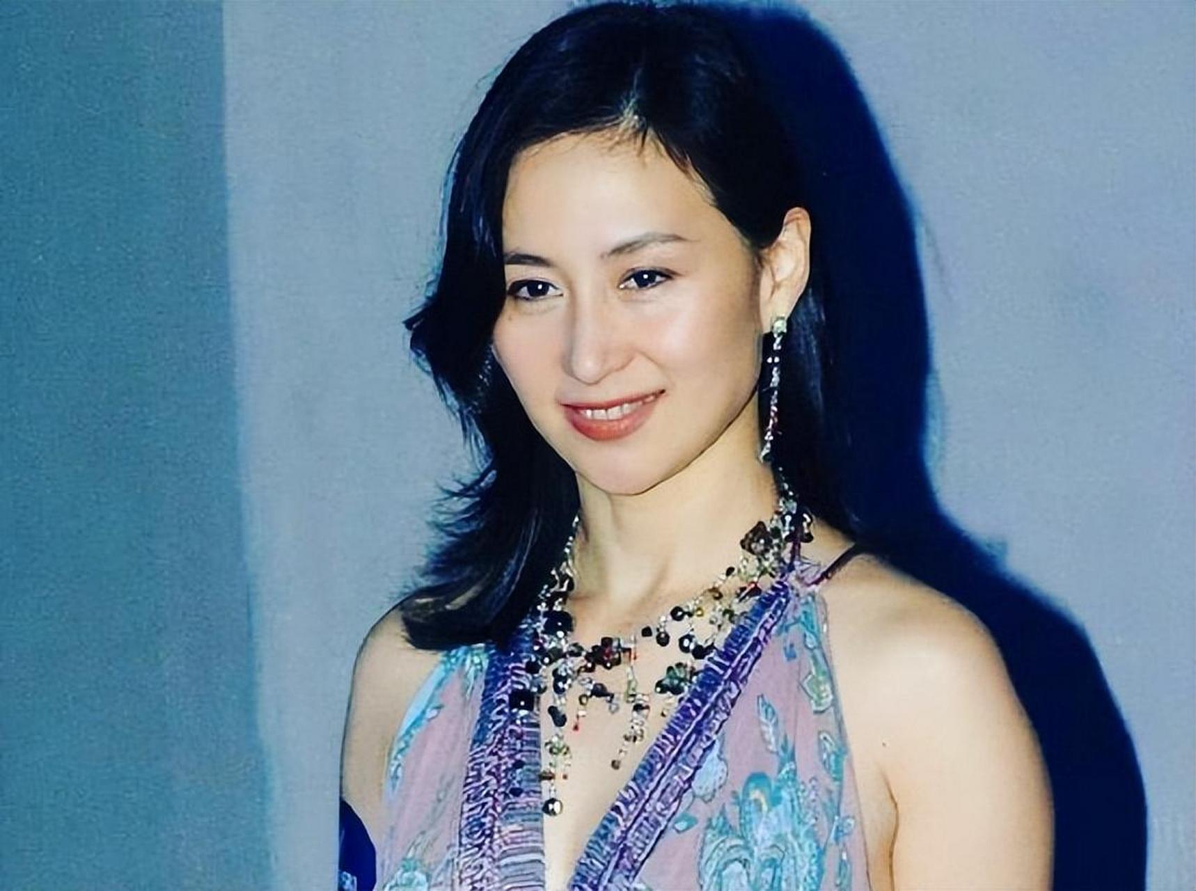 何超琼第一次成为政协委员后表示自己非常骄傲.