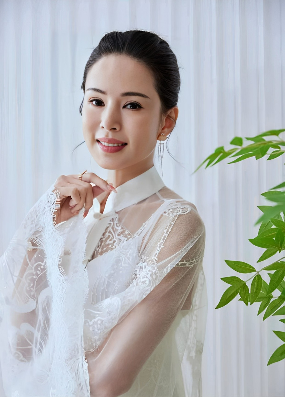 "大妈"李若彤照片九宫格,美丽回小龙女山!照片中,李若彤身着白色薄纱